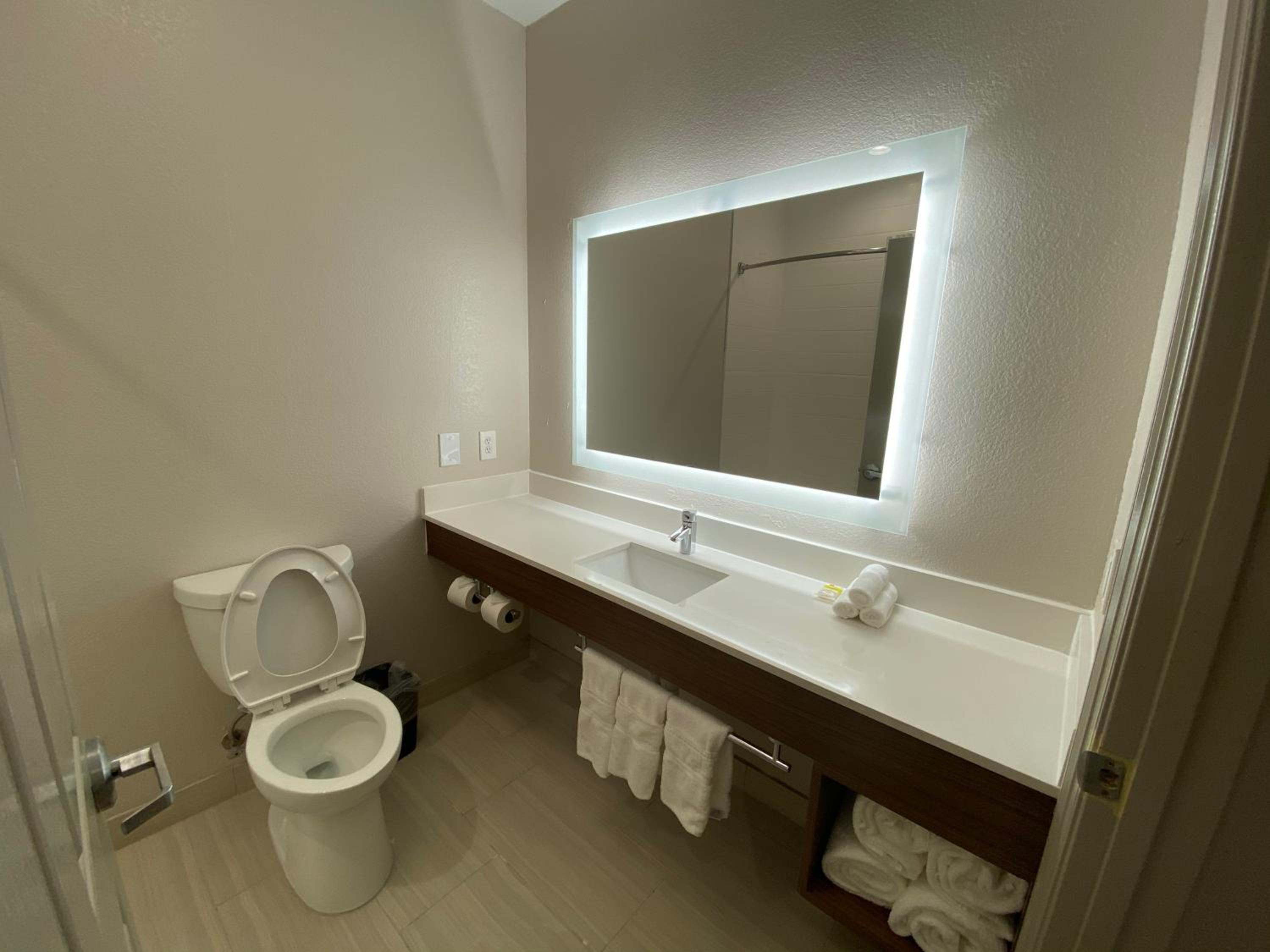 Standard King Room - Photo 18