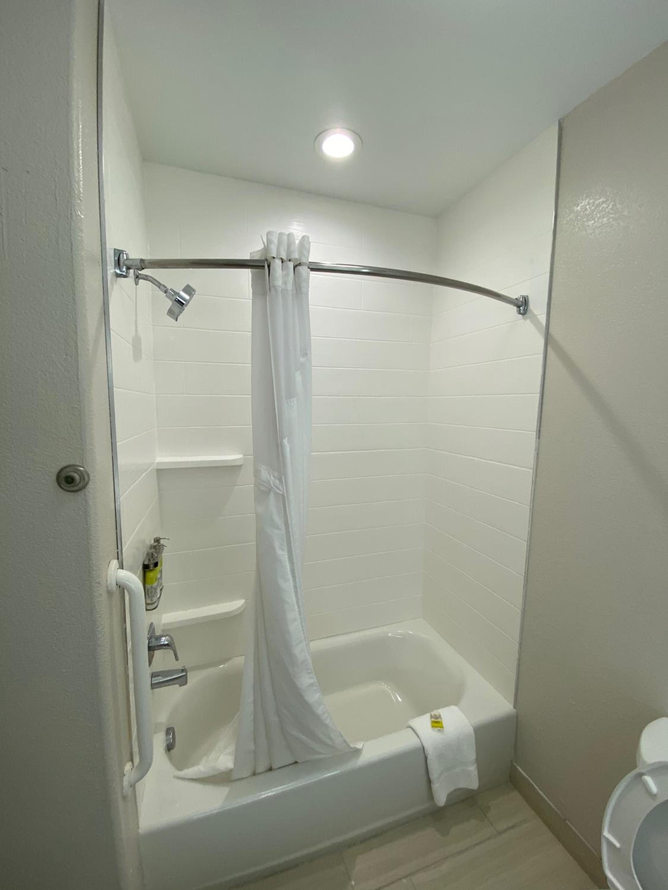 Standard King Room - Photo 17