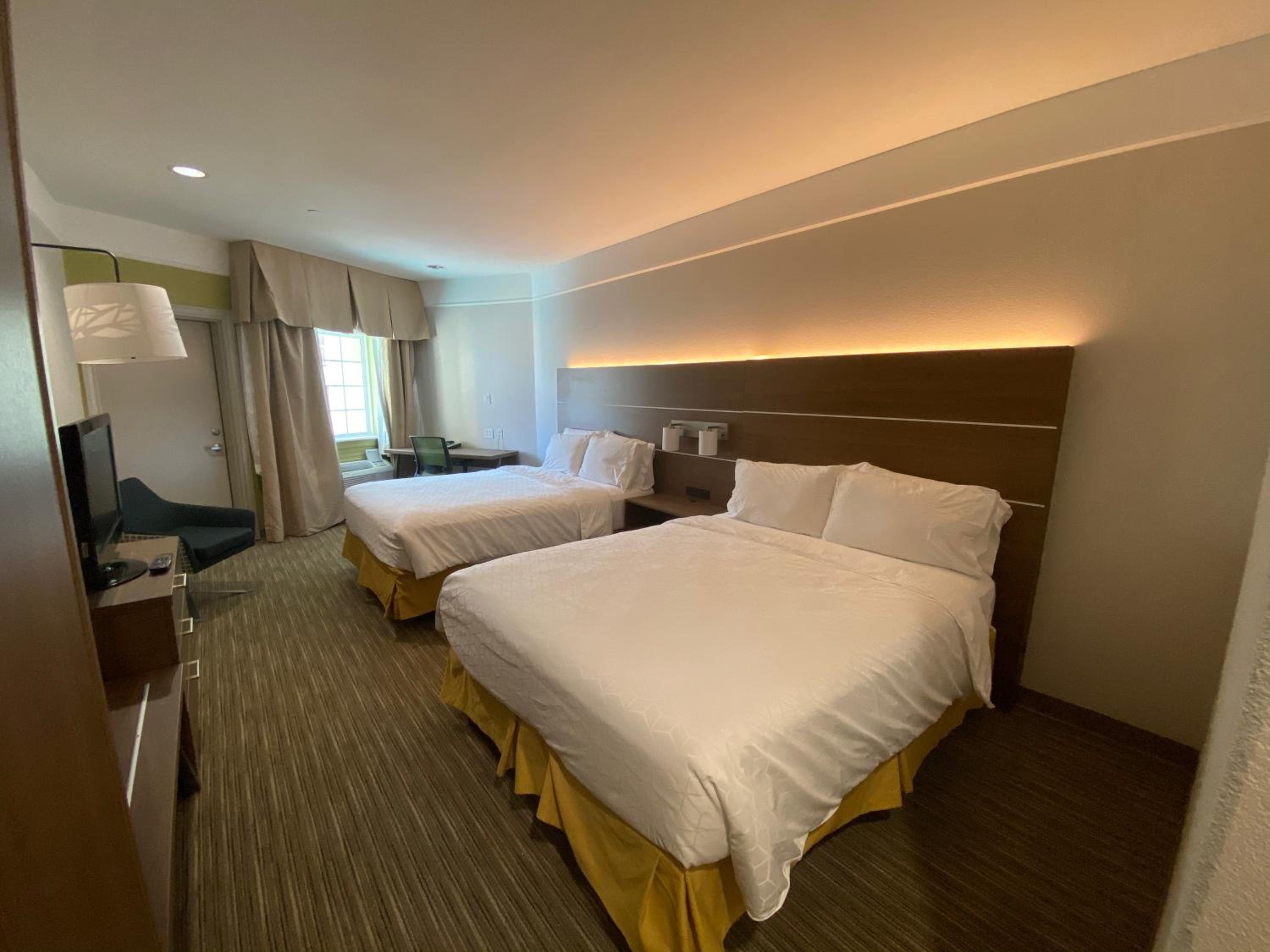 Standard Queen Room with Two Queen Beds - Photo 6