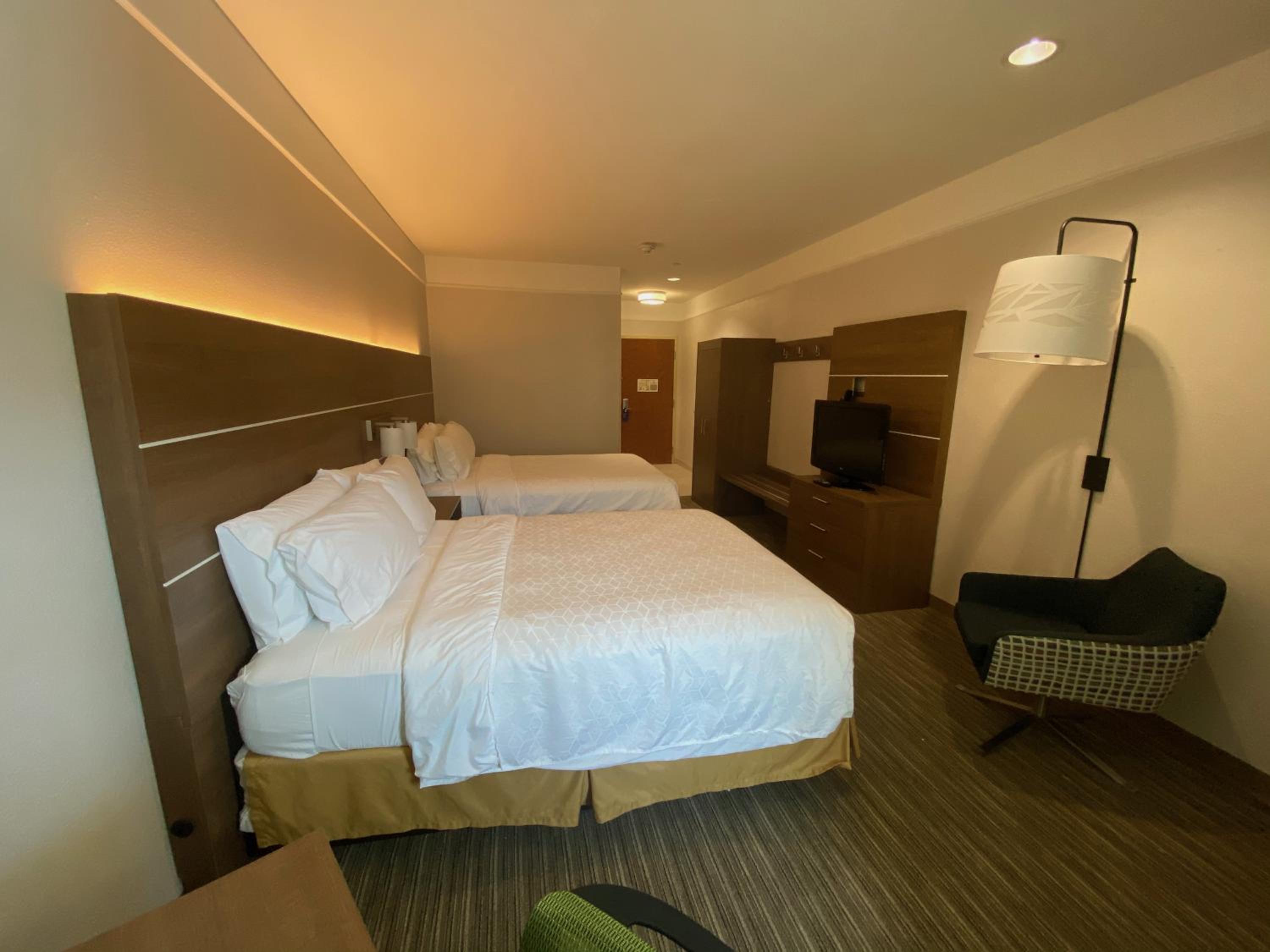 Standard Queen Room with Two Queen Beds - Photo 2