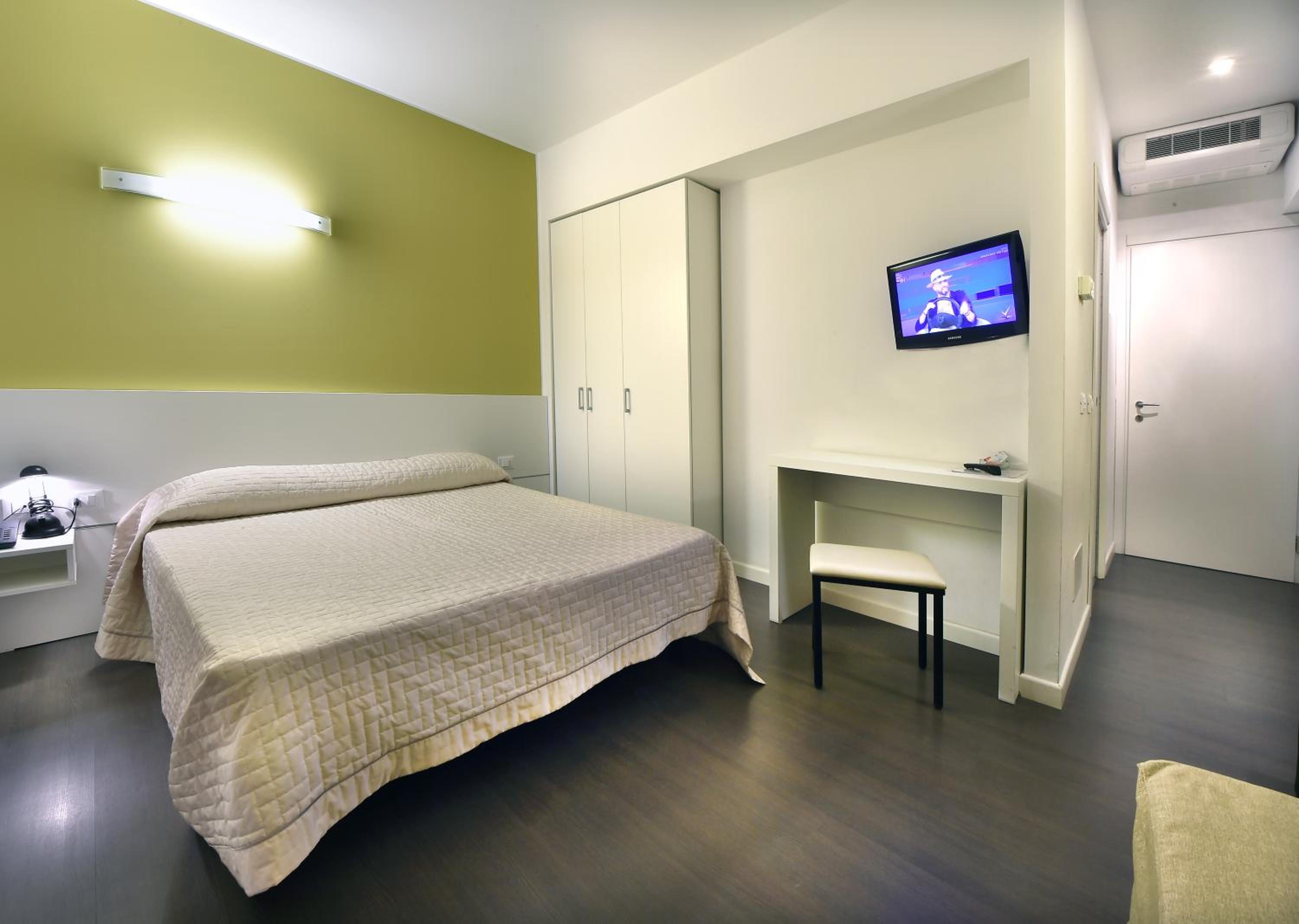 Superior Double Room with Balcony - Photo 16