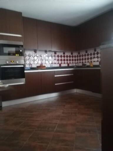 Six-Bedroom House - Photo 29