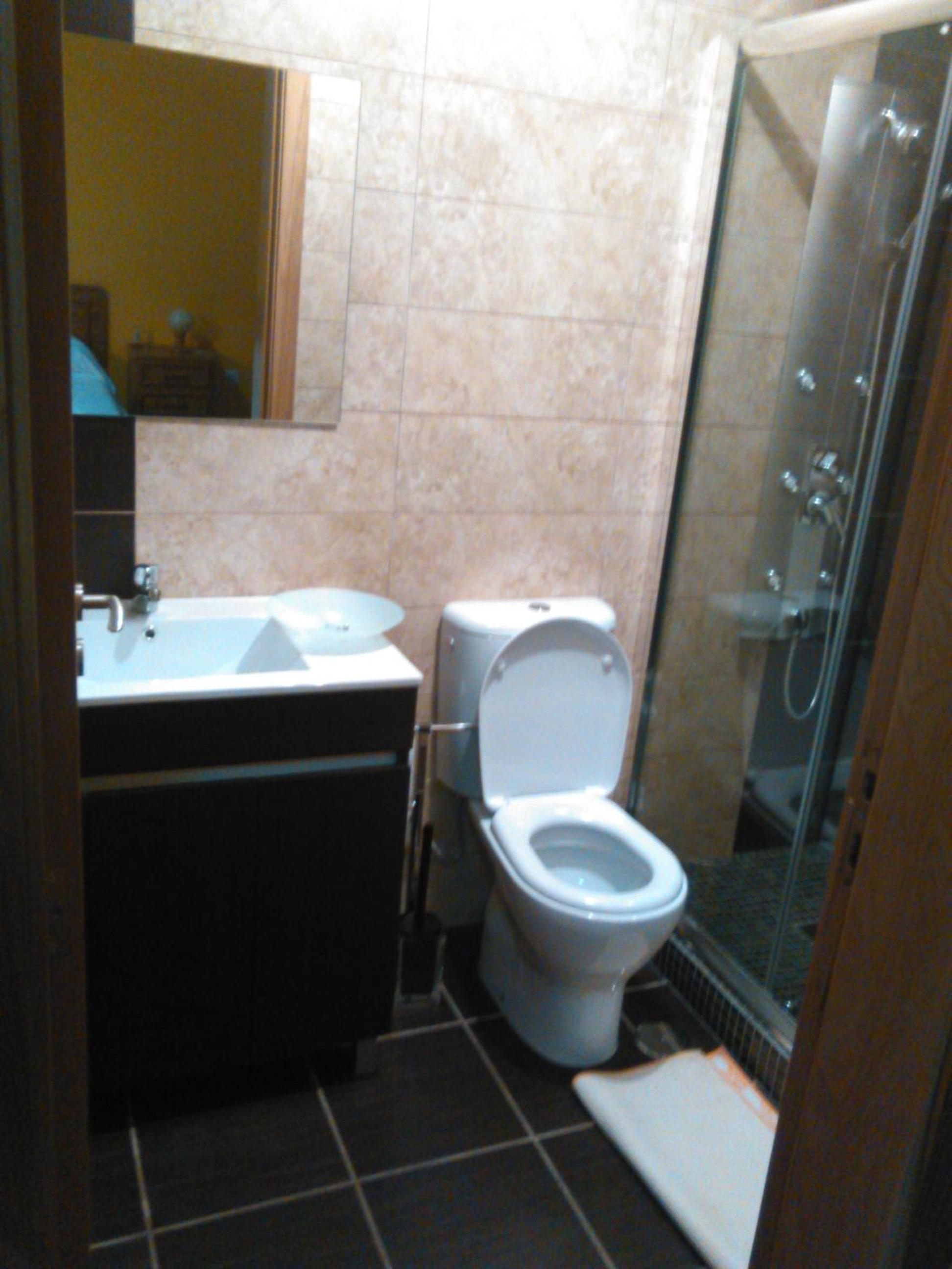 Six-Bedroom House - Photo 2