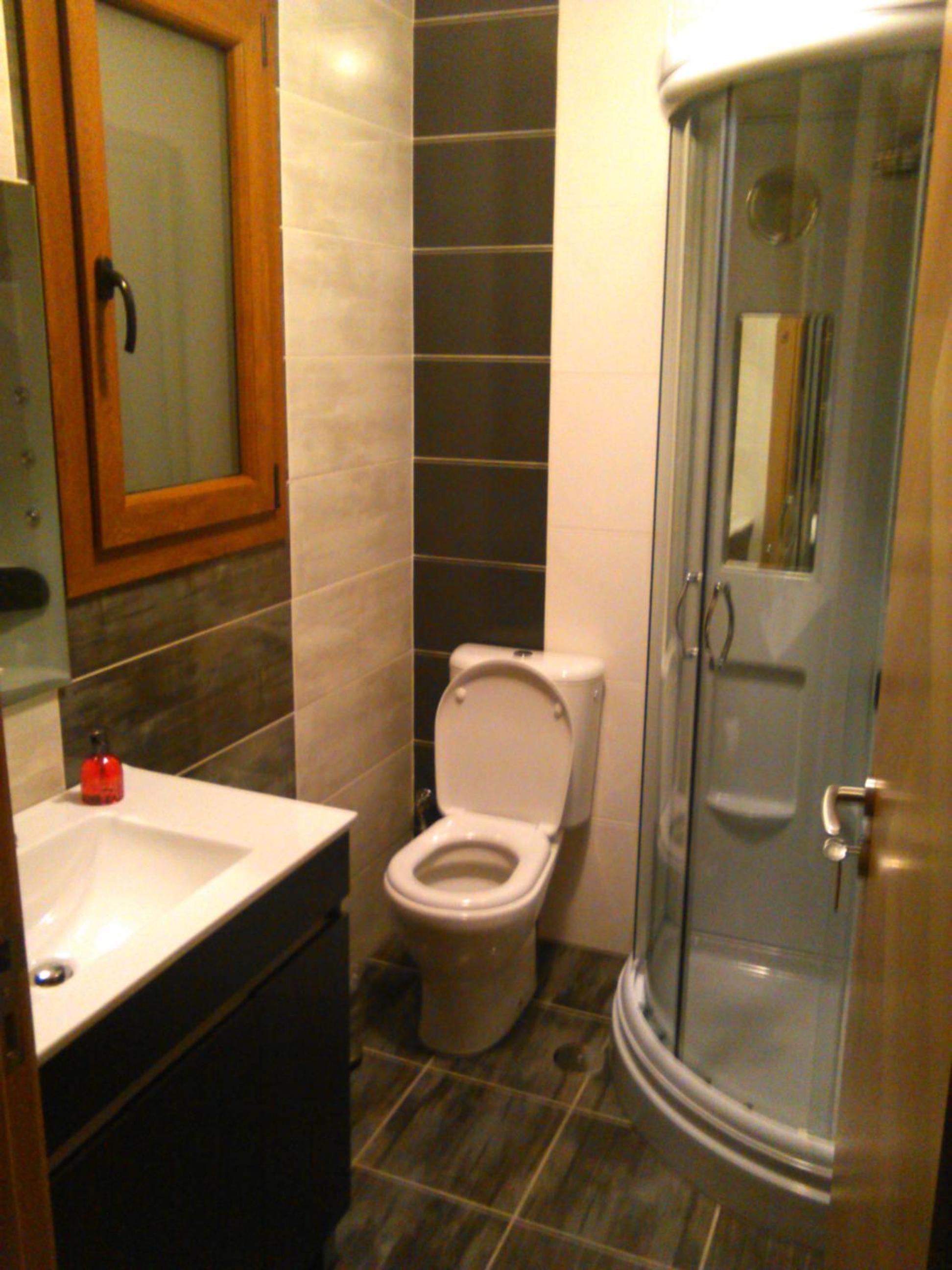 Six-Bedroom House - Photo 5