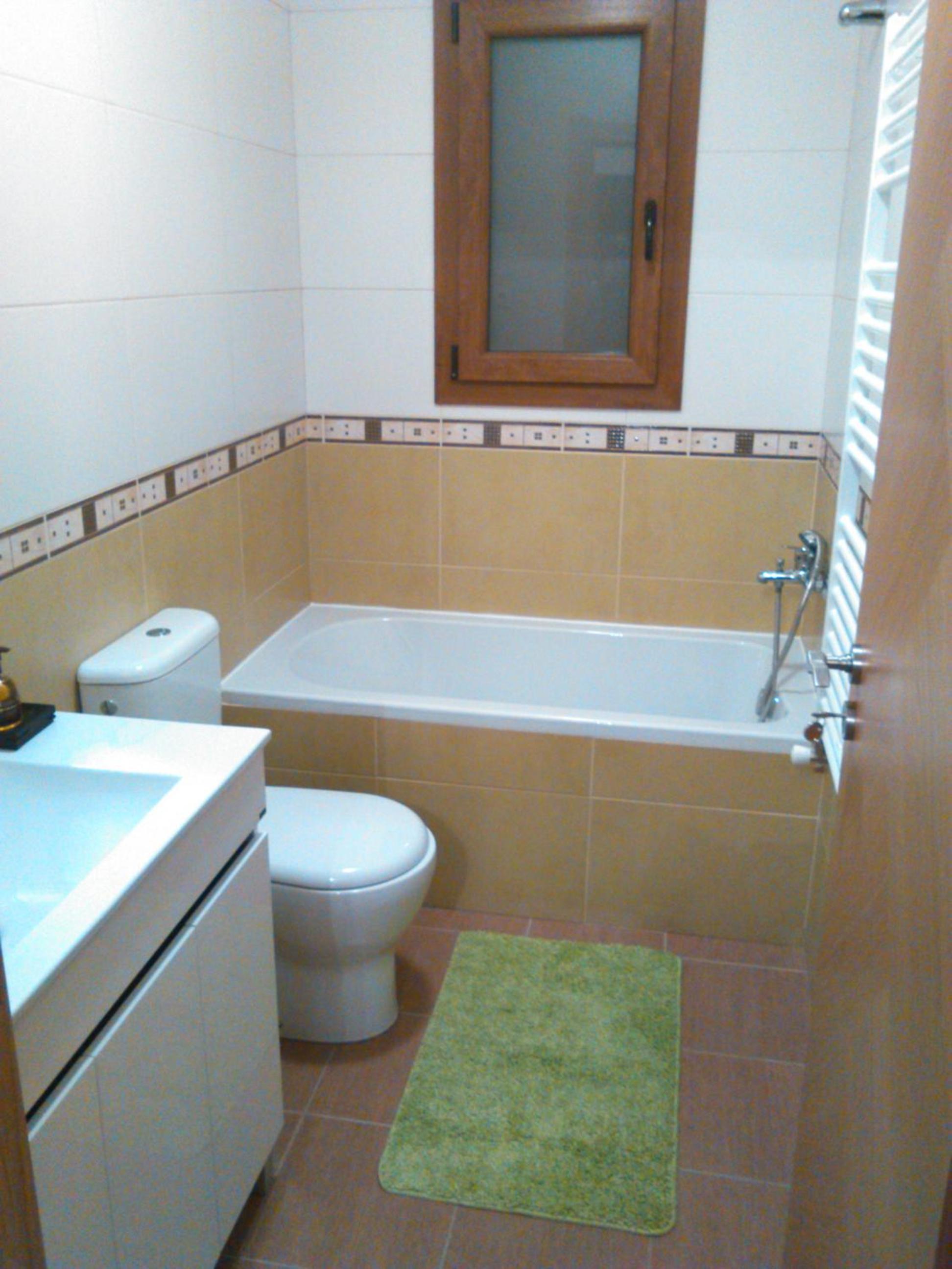 Six-Bedroom House - Photo 3