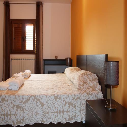 Six-Bedroom House - Photo 4
