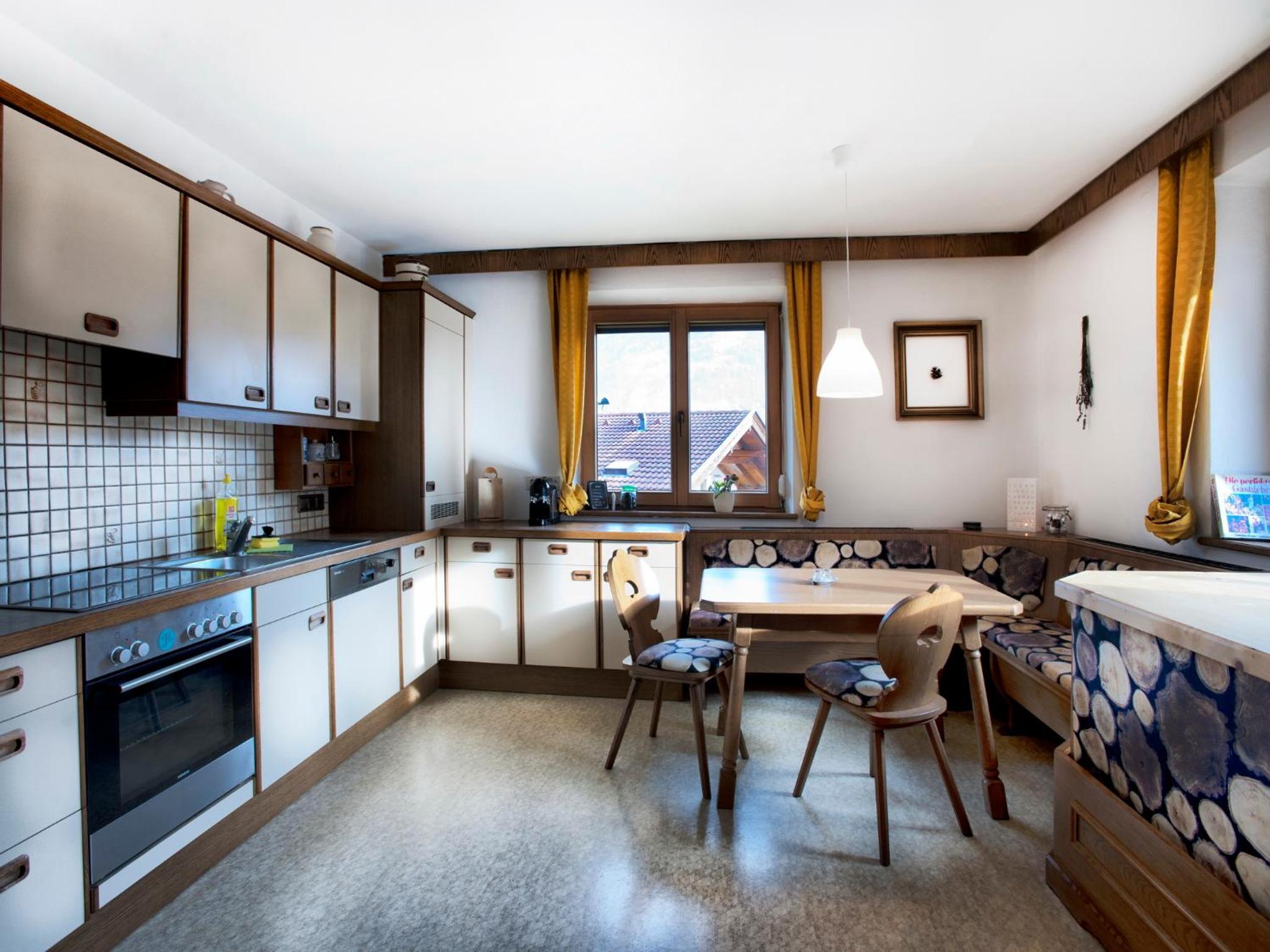 Five-Bedroom House photo 2