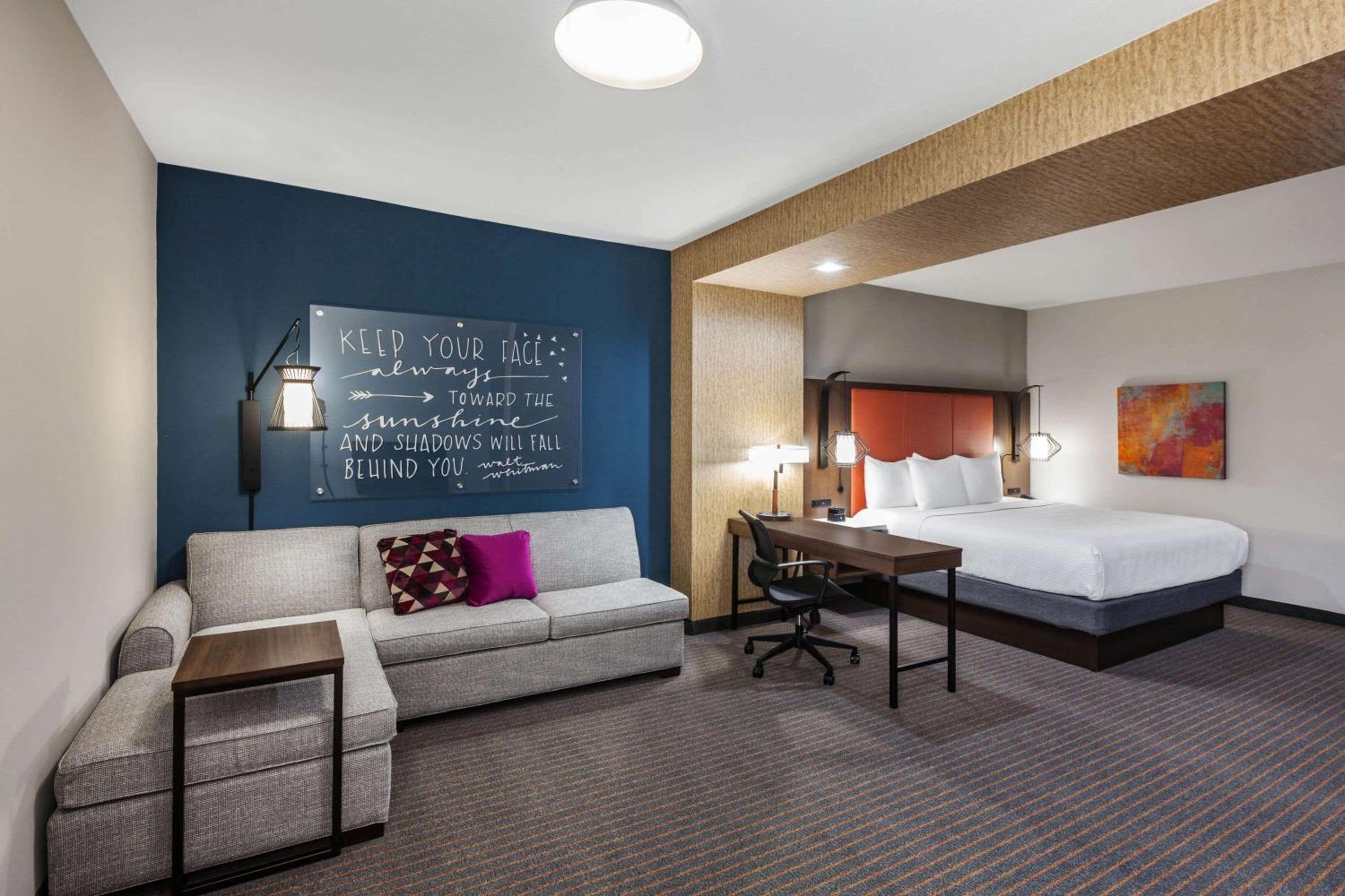 Deluxe King Room - Non-Smoking - Photo 3