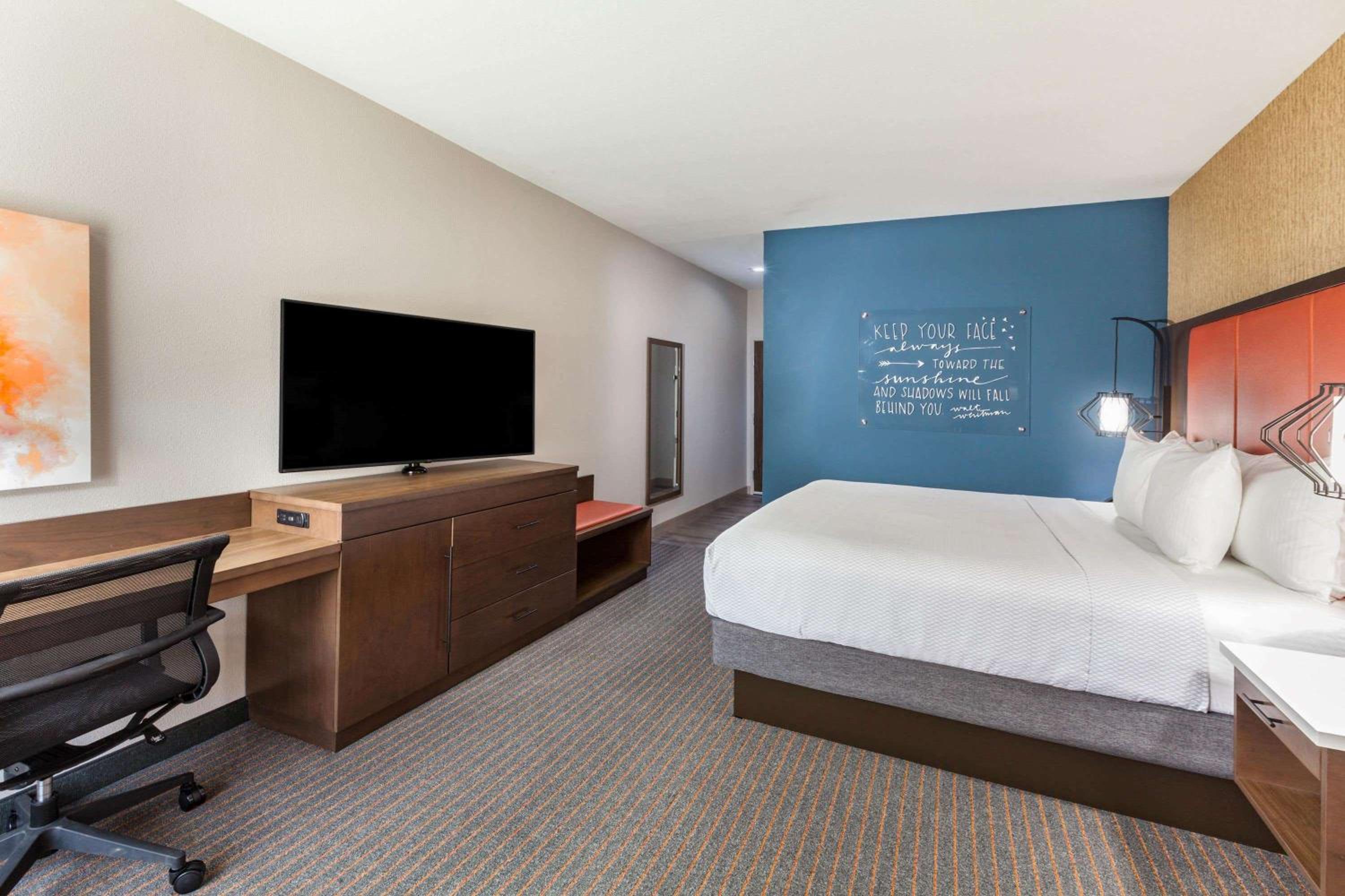 King Room - Non-Smoking - Photo 5