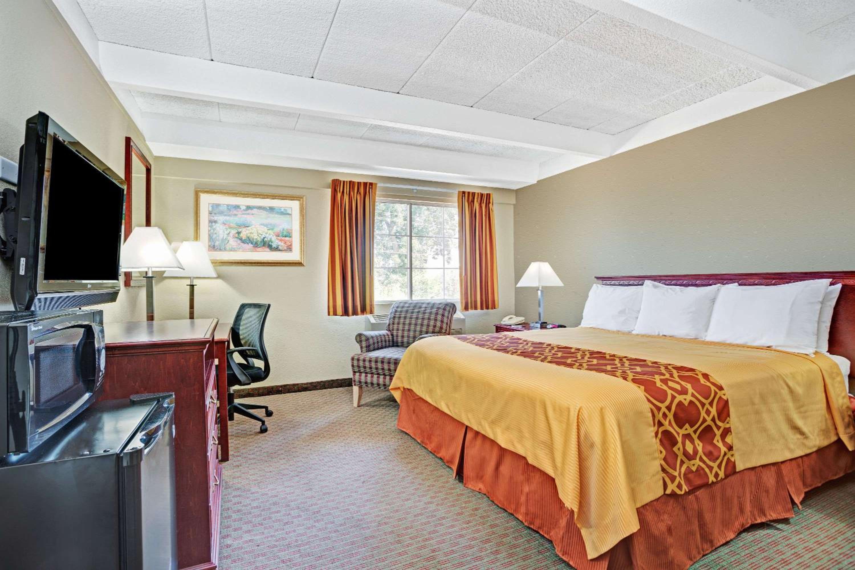 King Room - Non-Smoking photo 2