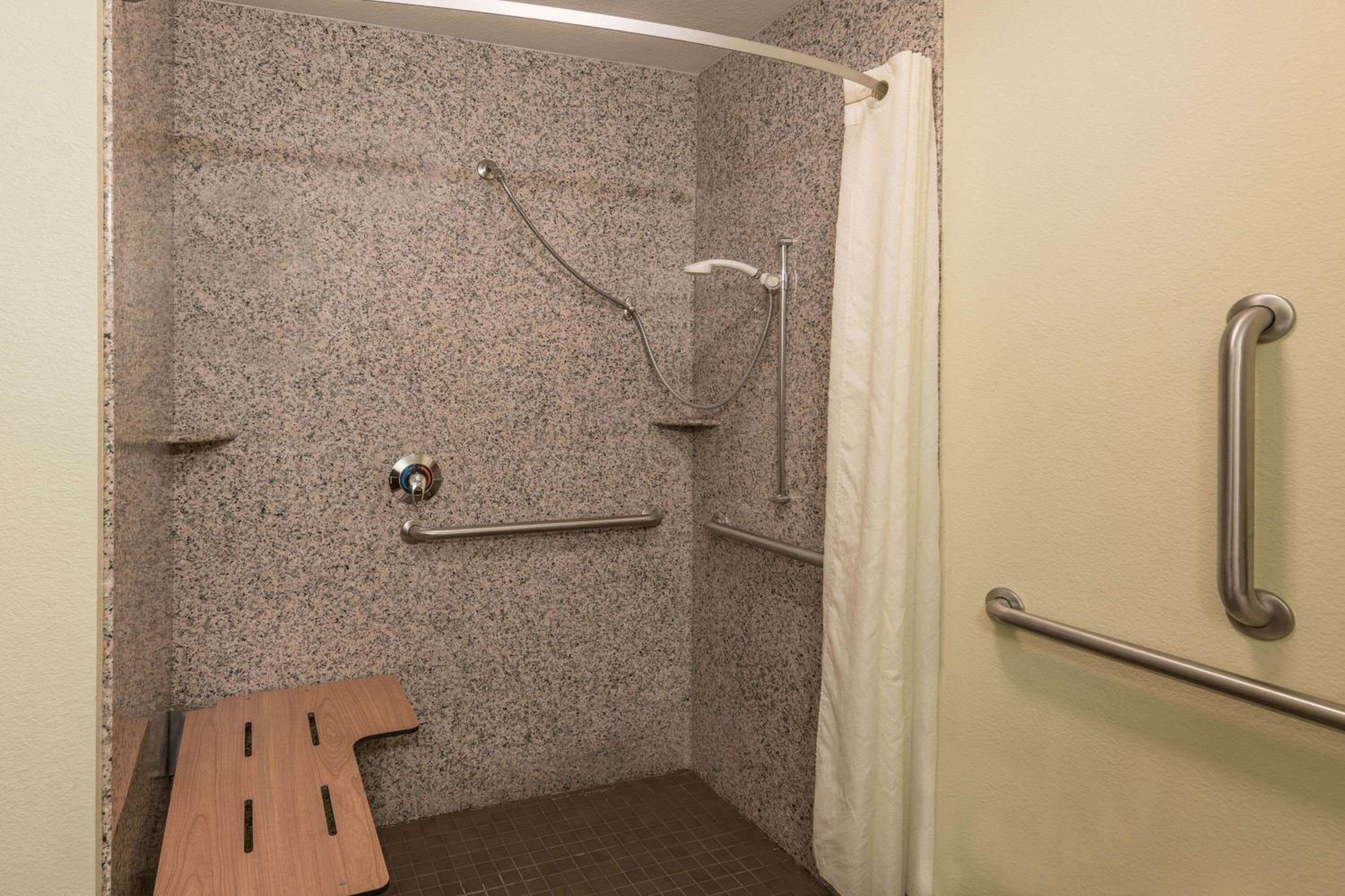 Queen Room with Two Queen Beds - Mobility Access/Non-Smoking - Photo 5