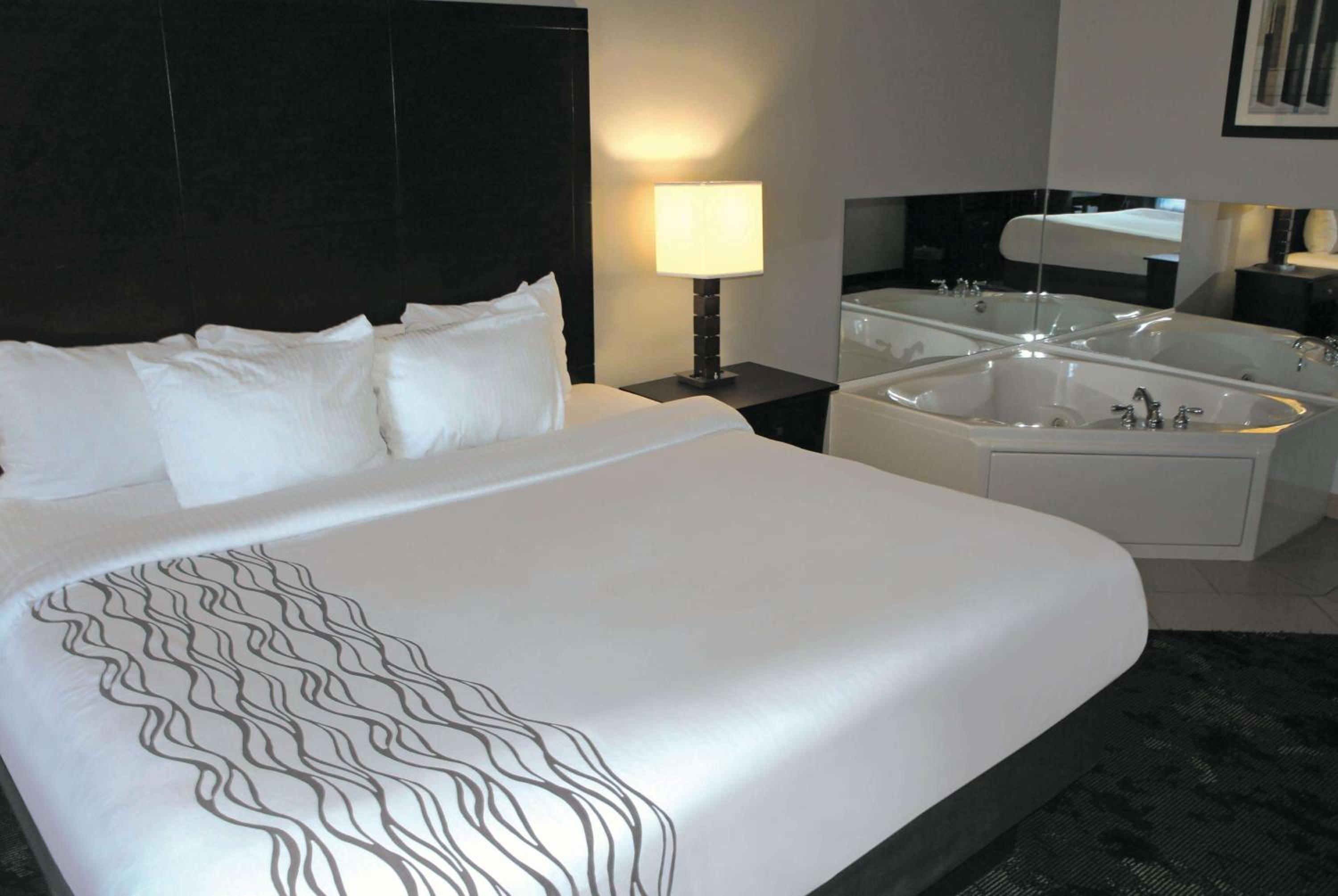 Queen Room with Bathtub with Grab Bars - Disability Access/Non-Smoking - Photo 1