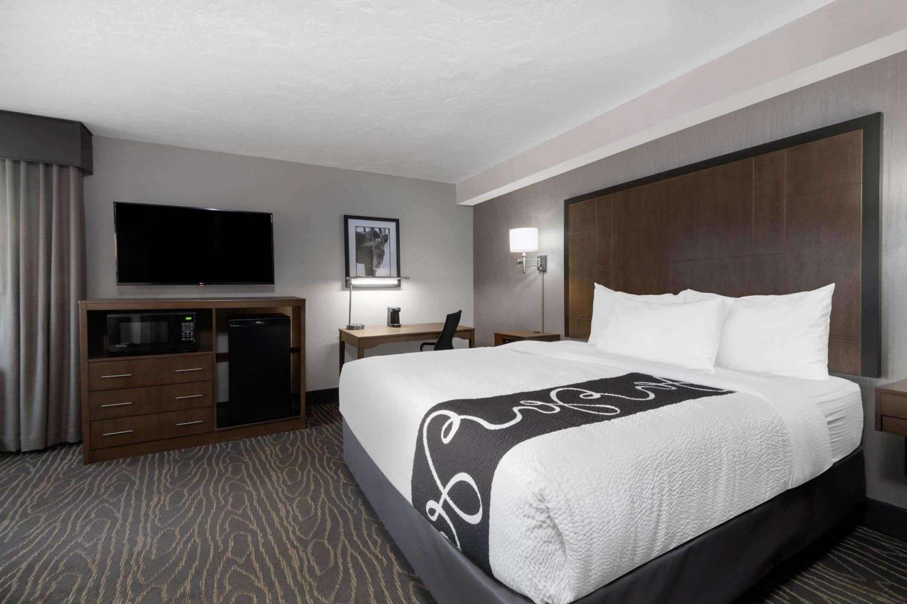 Executive King Room with Sofa Bed - Photo 3