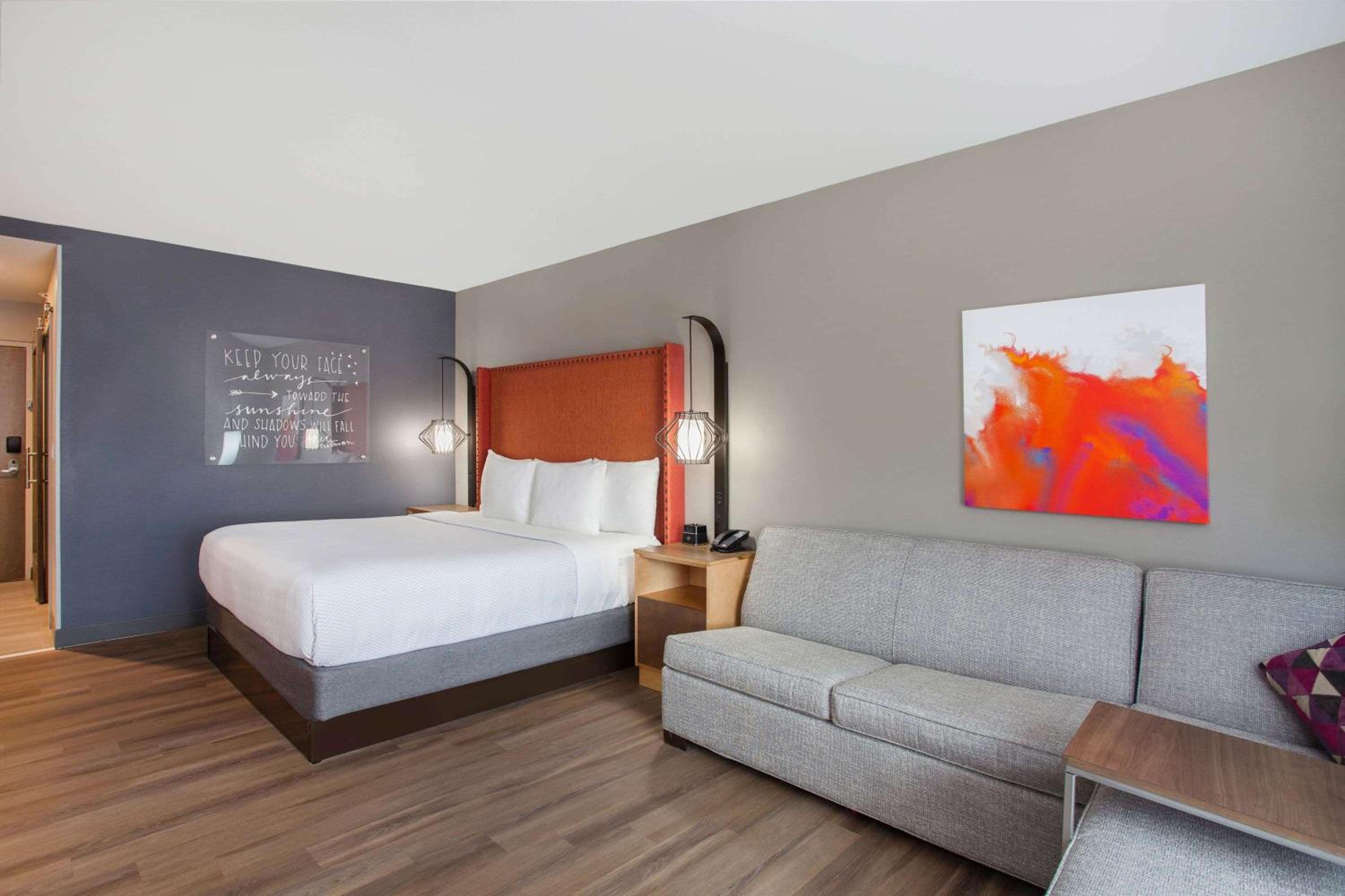 Executive King Room with Sofa Bed - Photo 2