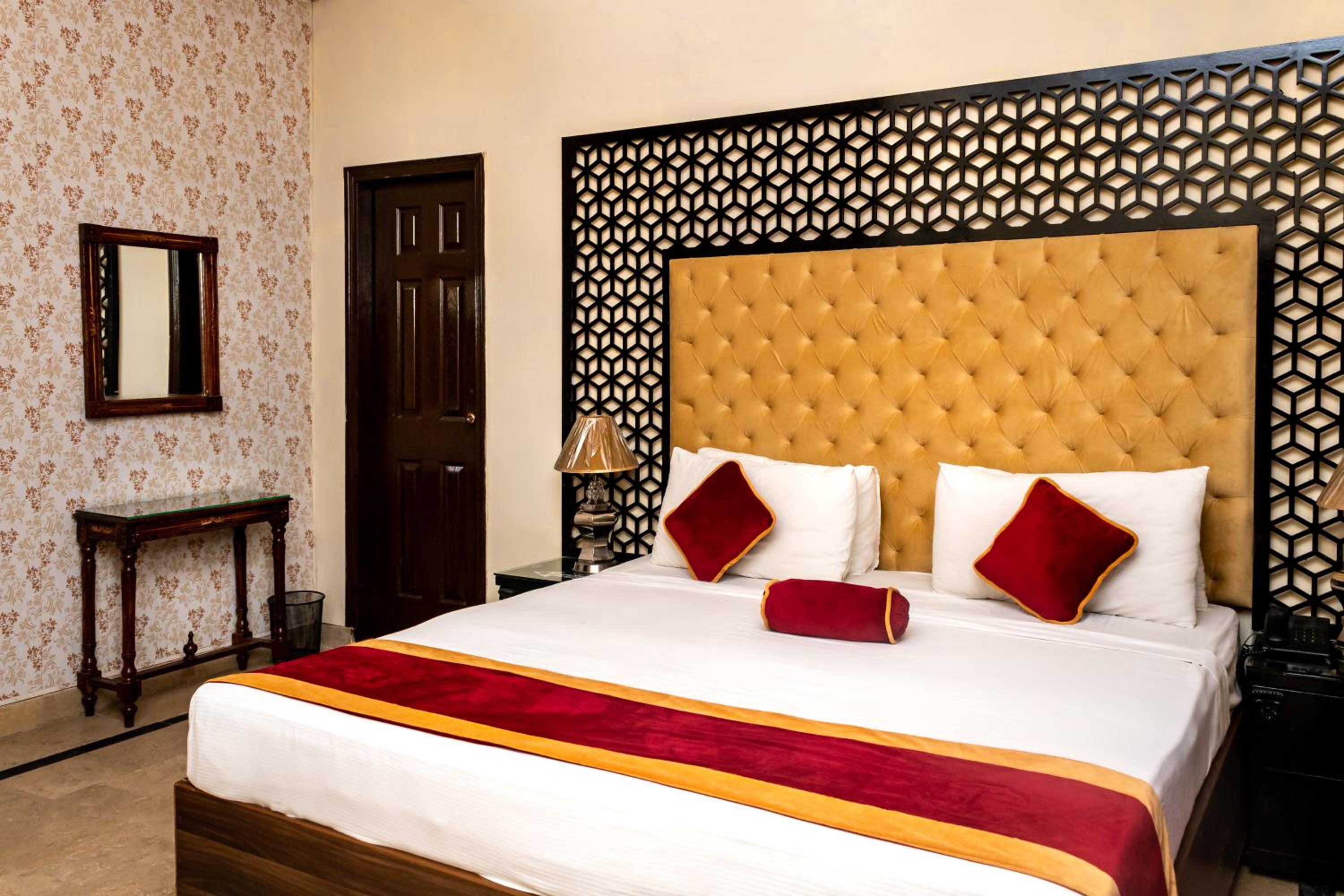 Deluxe Room - Photo 7