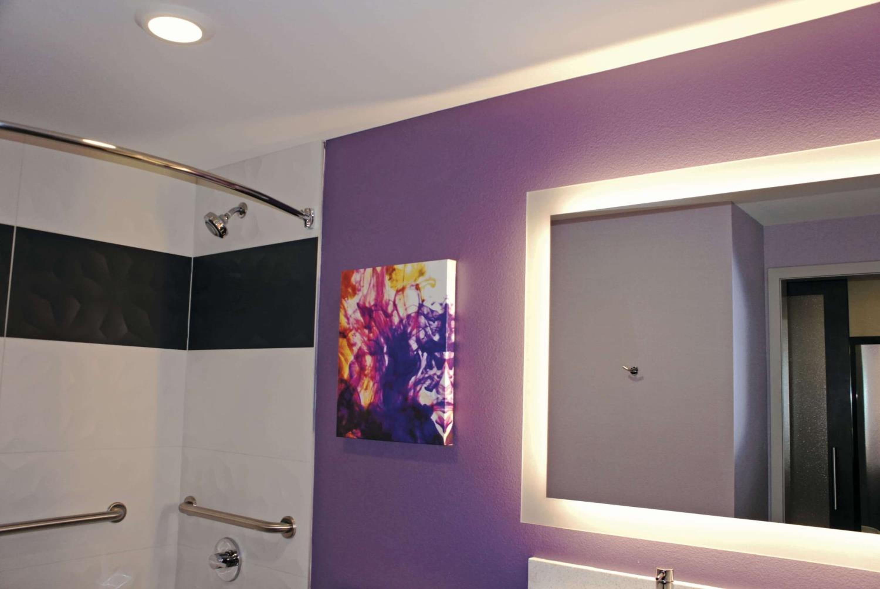 2 Queen Beds, Mobility/Hearing Accessible Room, Roll-In Shower, Non-Smoking - Photo 2