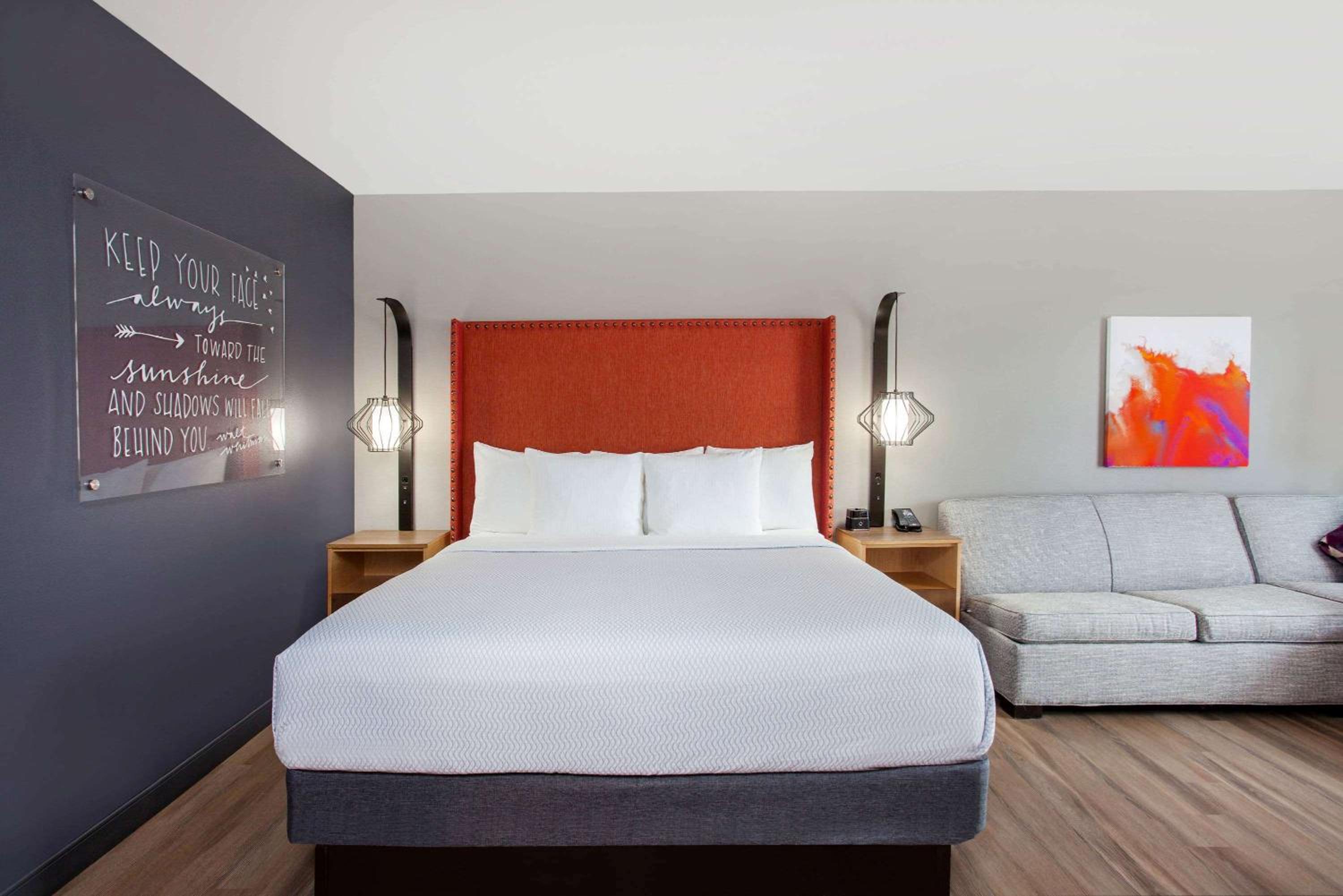 Executive King Room with Sofa Bed - Photo 3