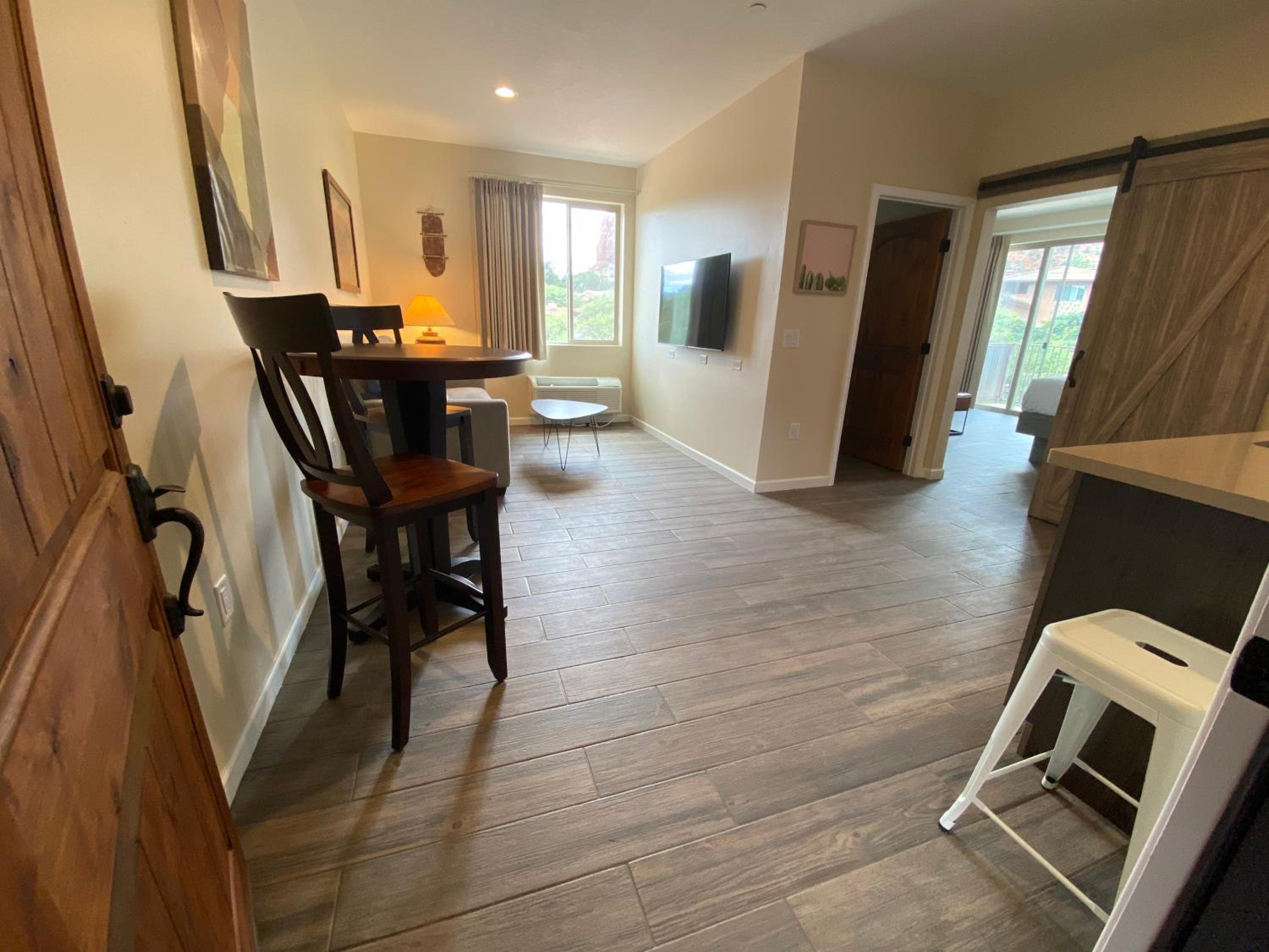 Deluxe King Suite photo 3