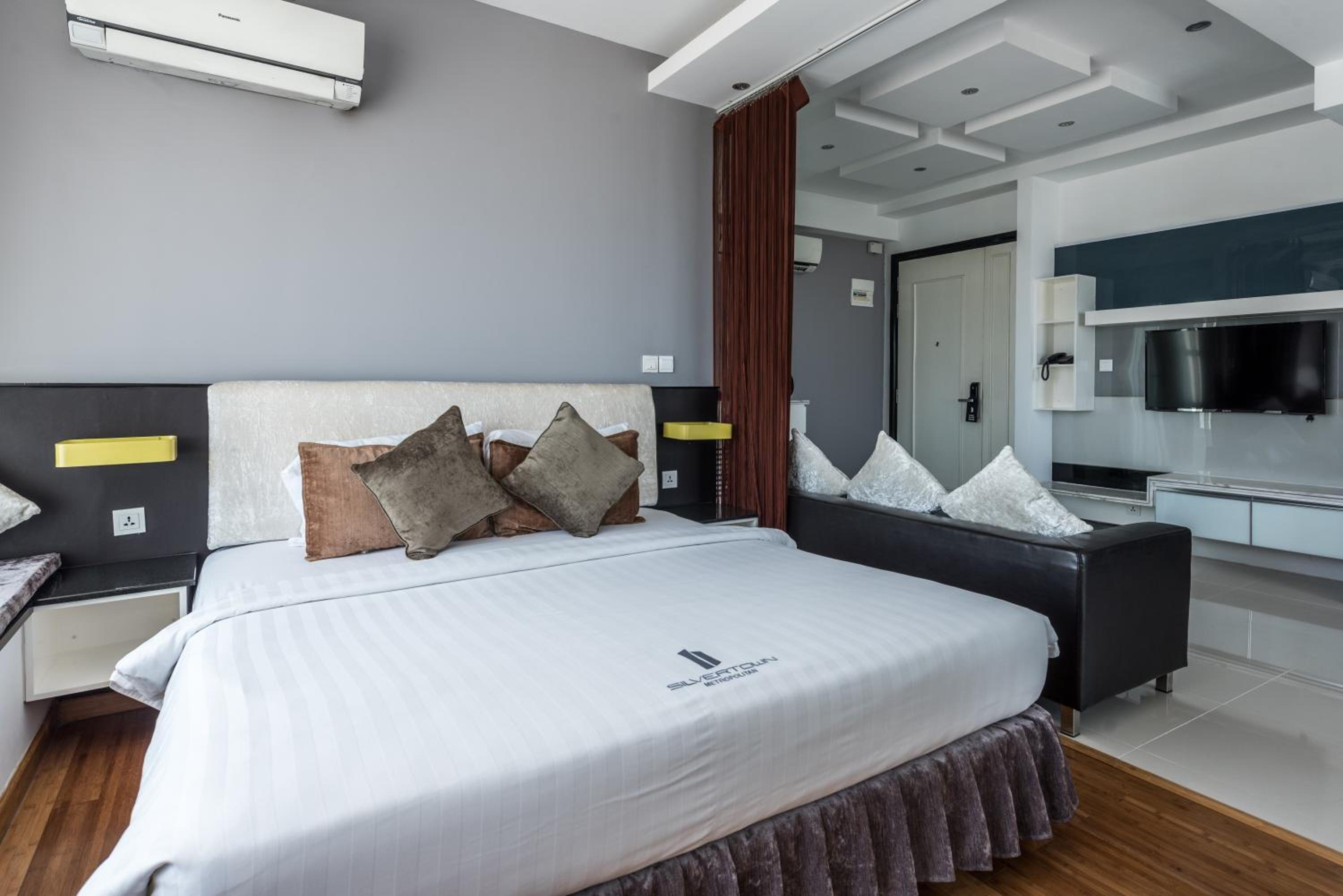 Deluxe Studio Suites photo 3