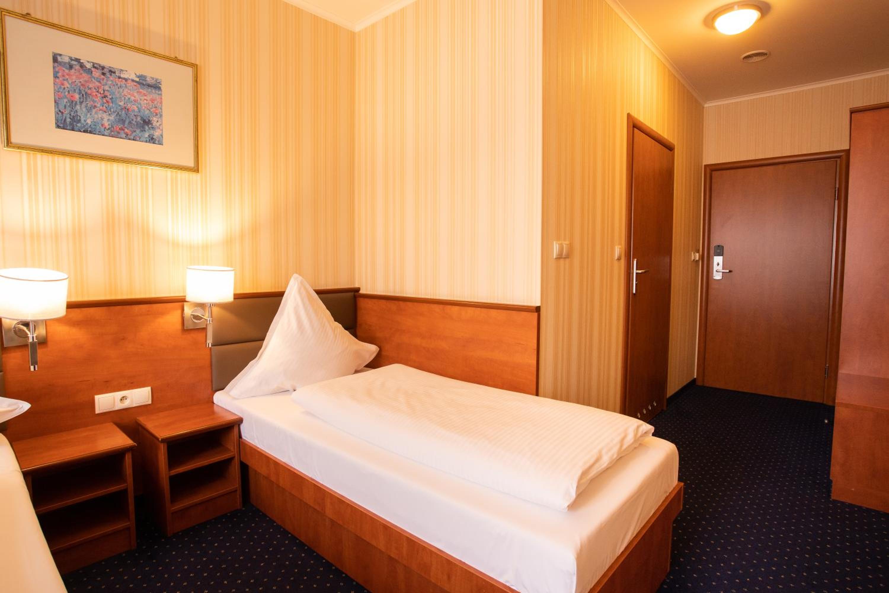 Twin Room - Photo 1