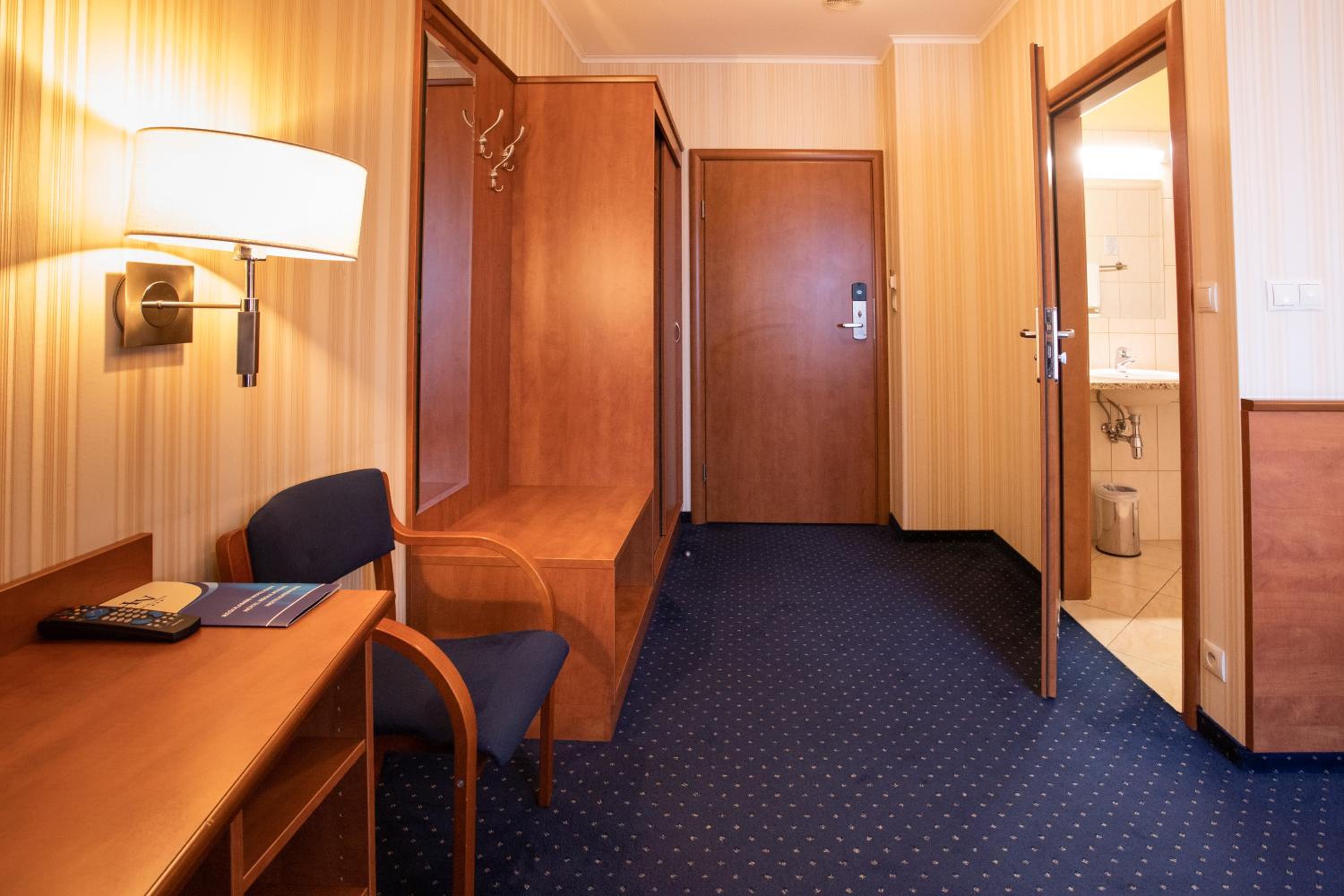 Twin Room - Photo 8