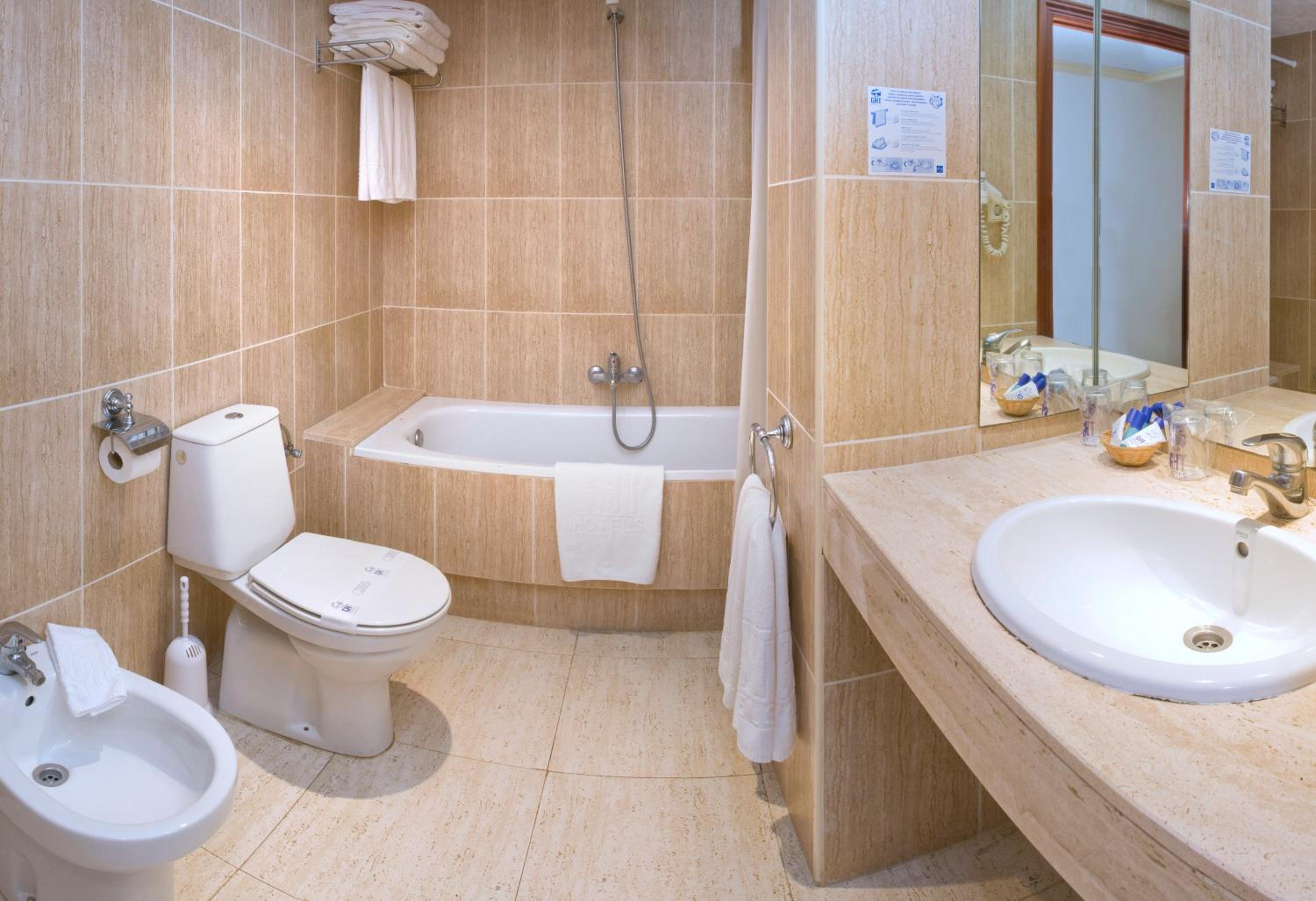 Double or Twin Room with Extra Bed and Balcony (2 Adults + 1 Child) photo 3