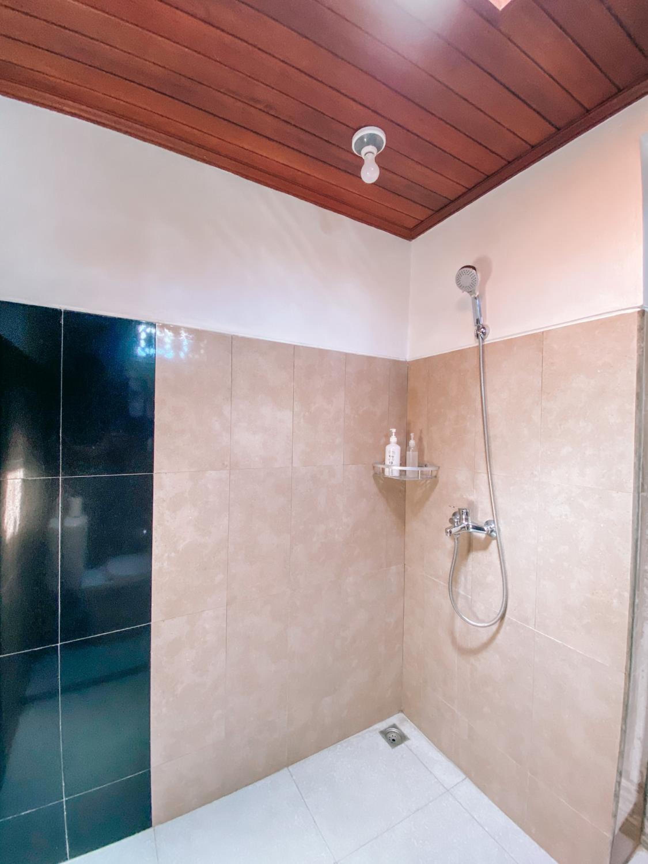 Twin Room with Balcony - Photo 17