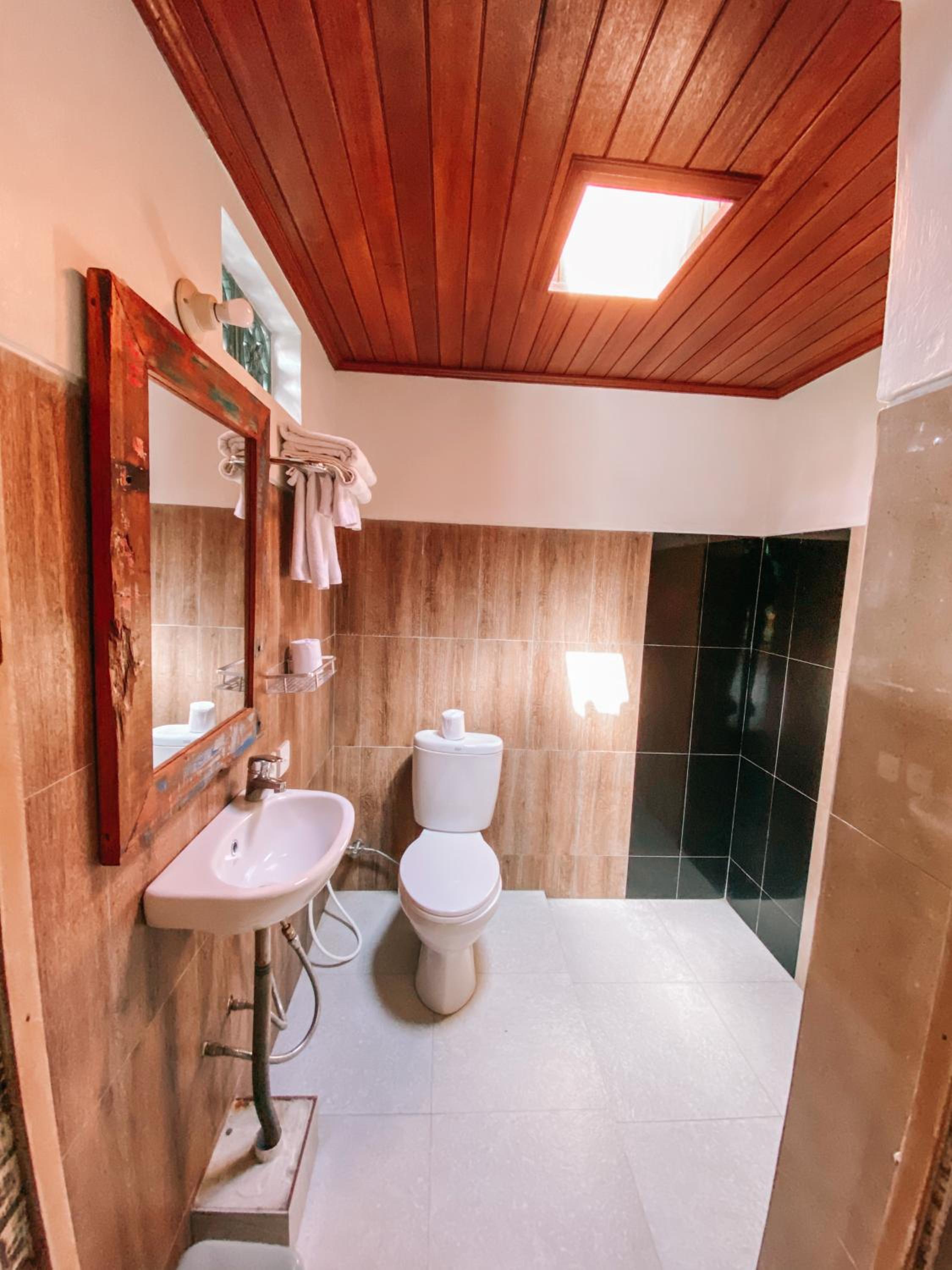 Twin Room with Balcony - Photo 18