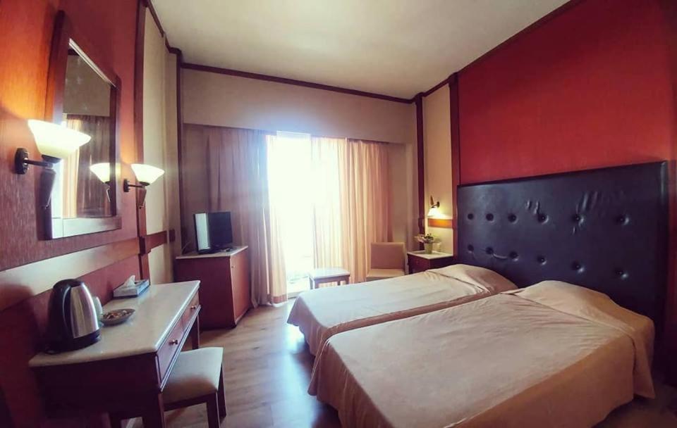 Twin Room with City View - Photo 3