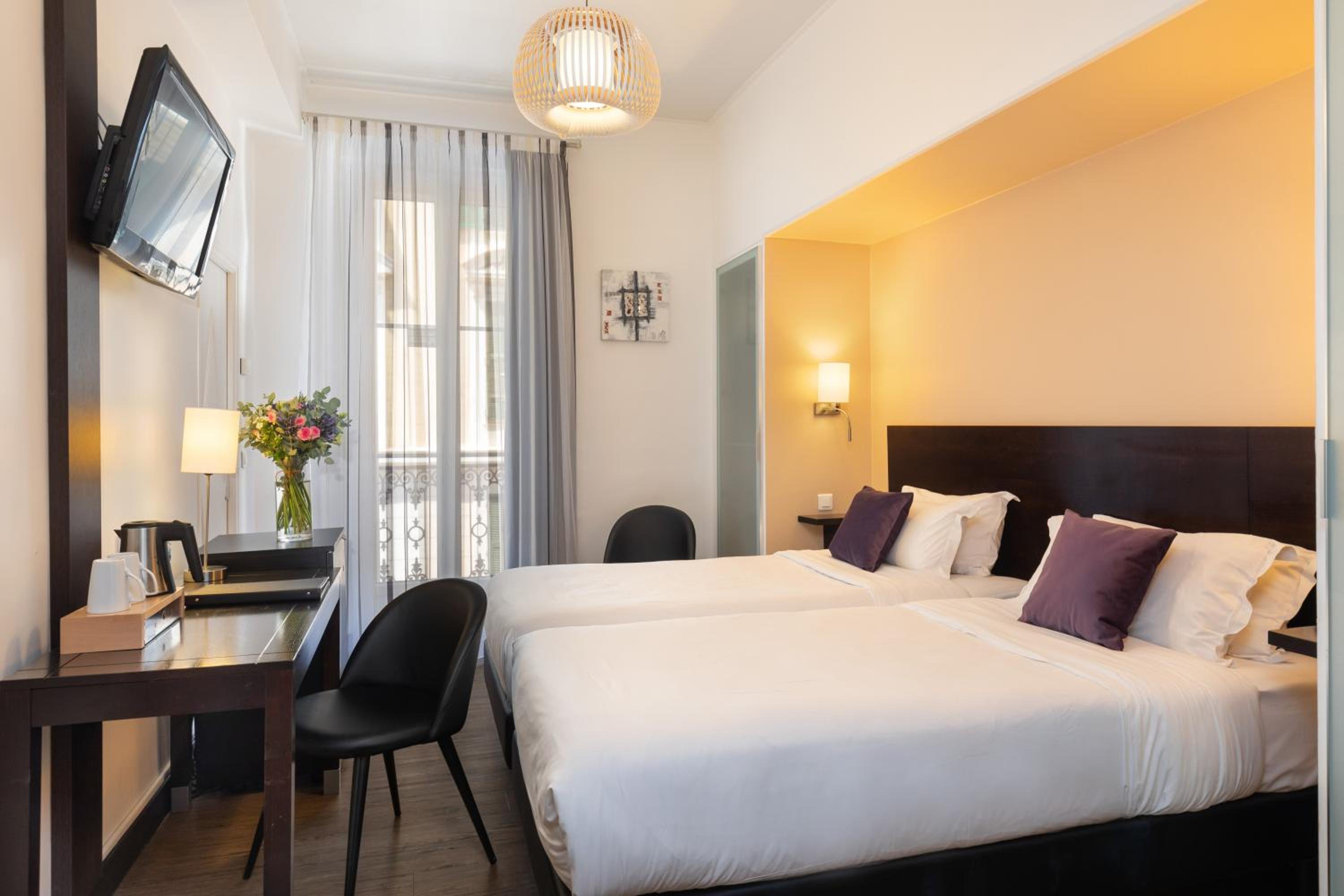 Deluxe Double or Twin Room - Photo 10