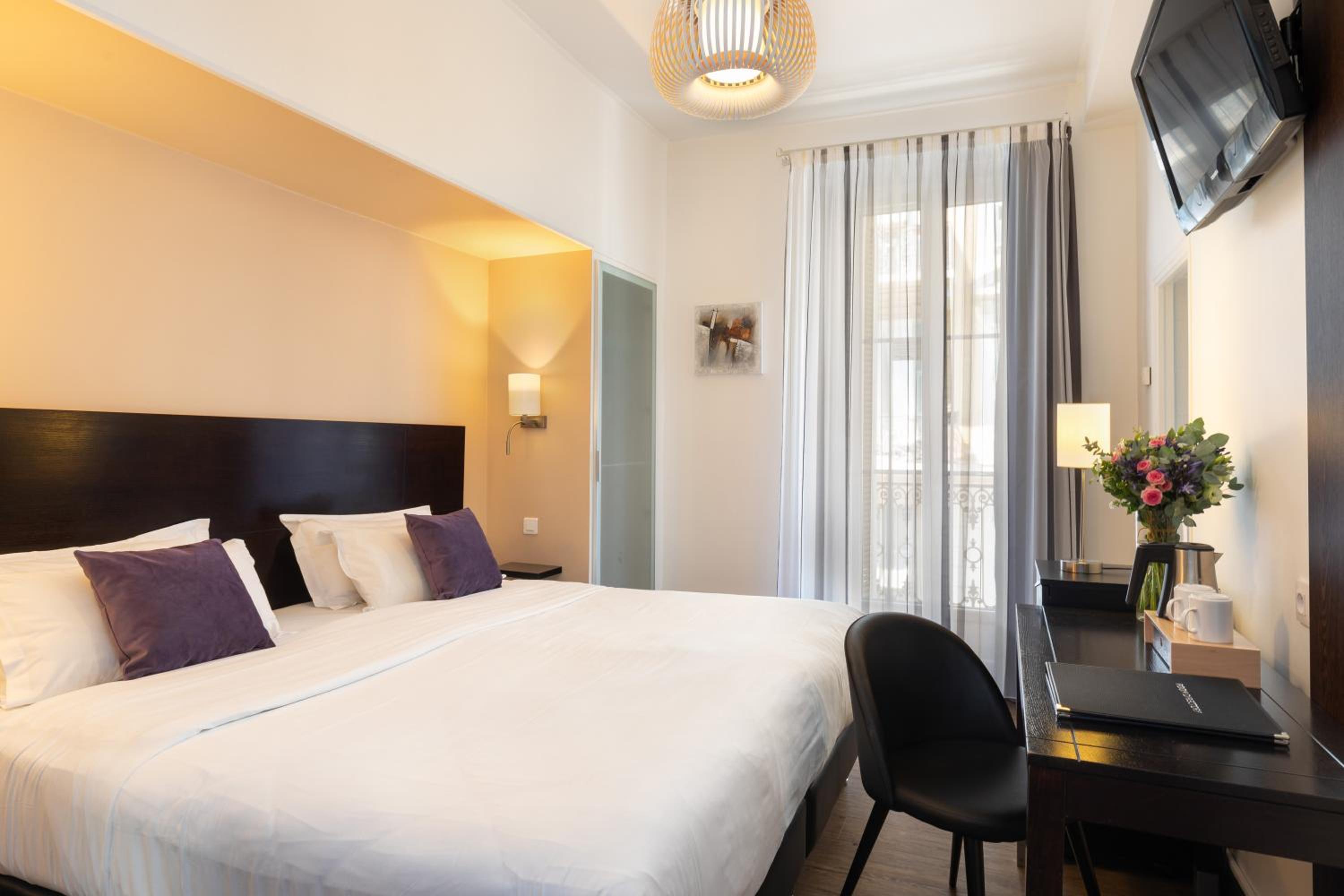 Deluxe Double or Twin Room - Photo 9