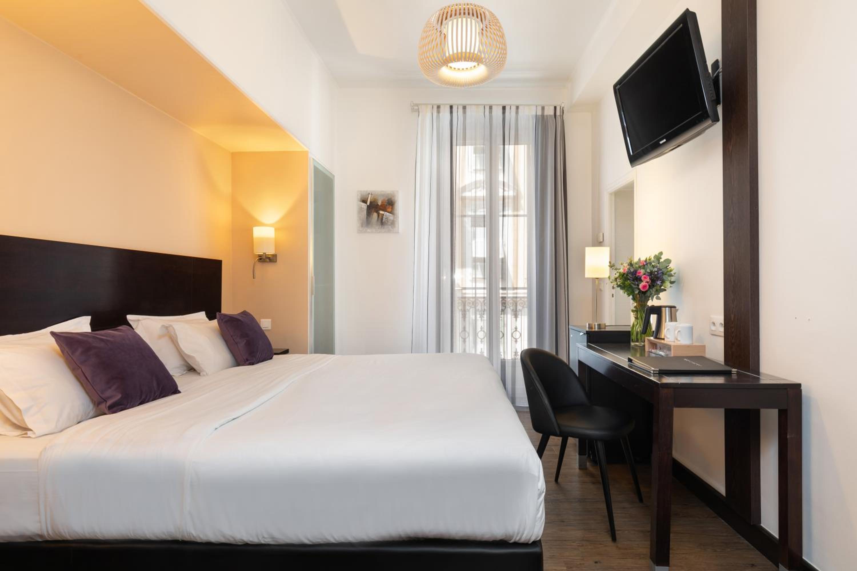 Deluxe Double or Twin Room - Photo 8