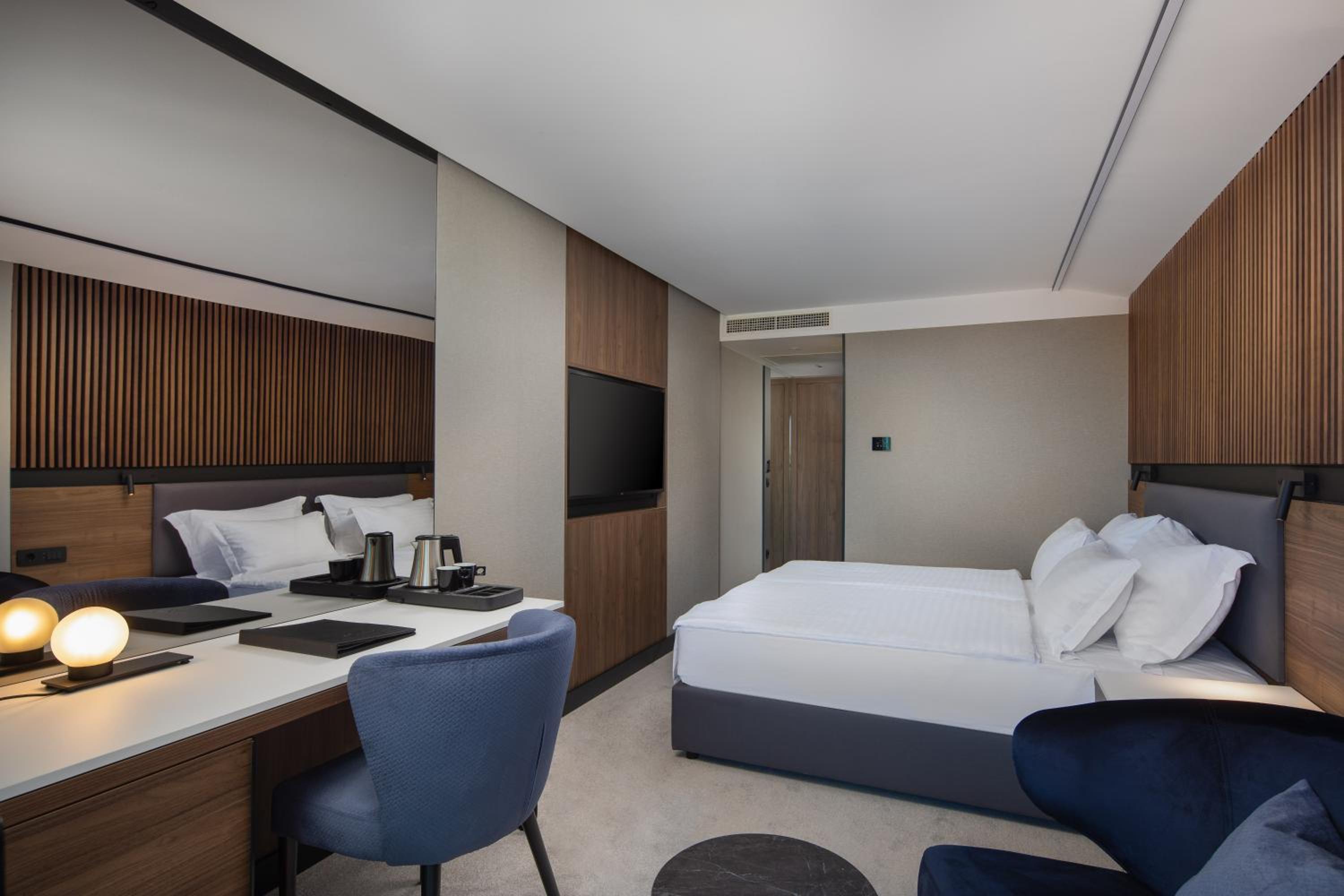Double or Twin Room with Balcony - Photo 5