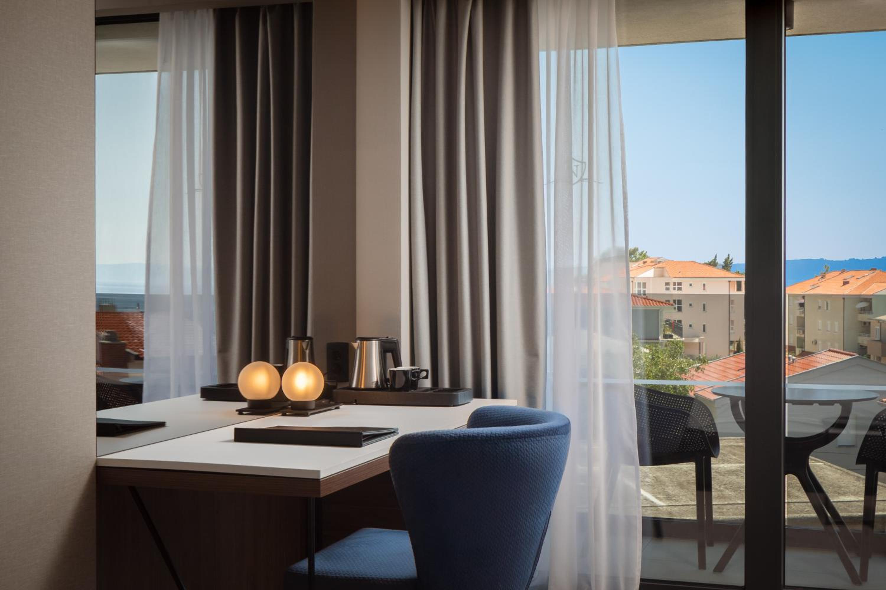 Double or Twin Room with Balcony - Photo 2