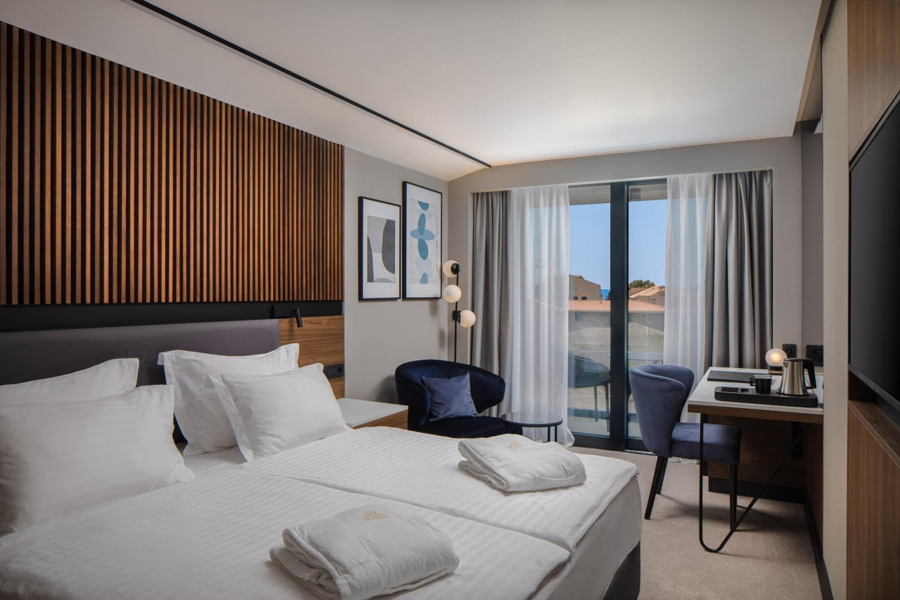 Double or Twin Room with Balcony - Photo 8