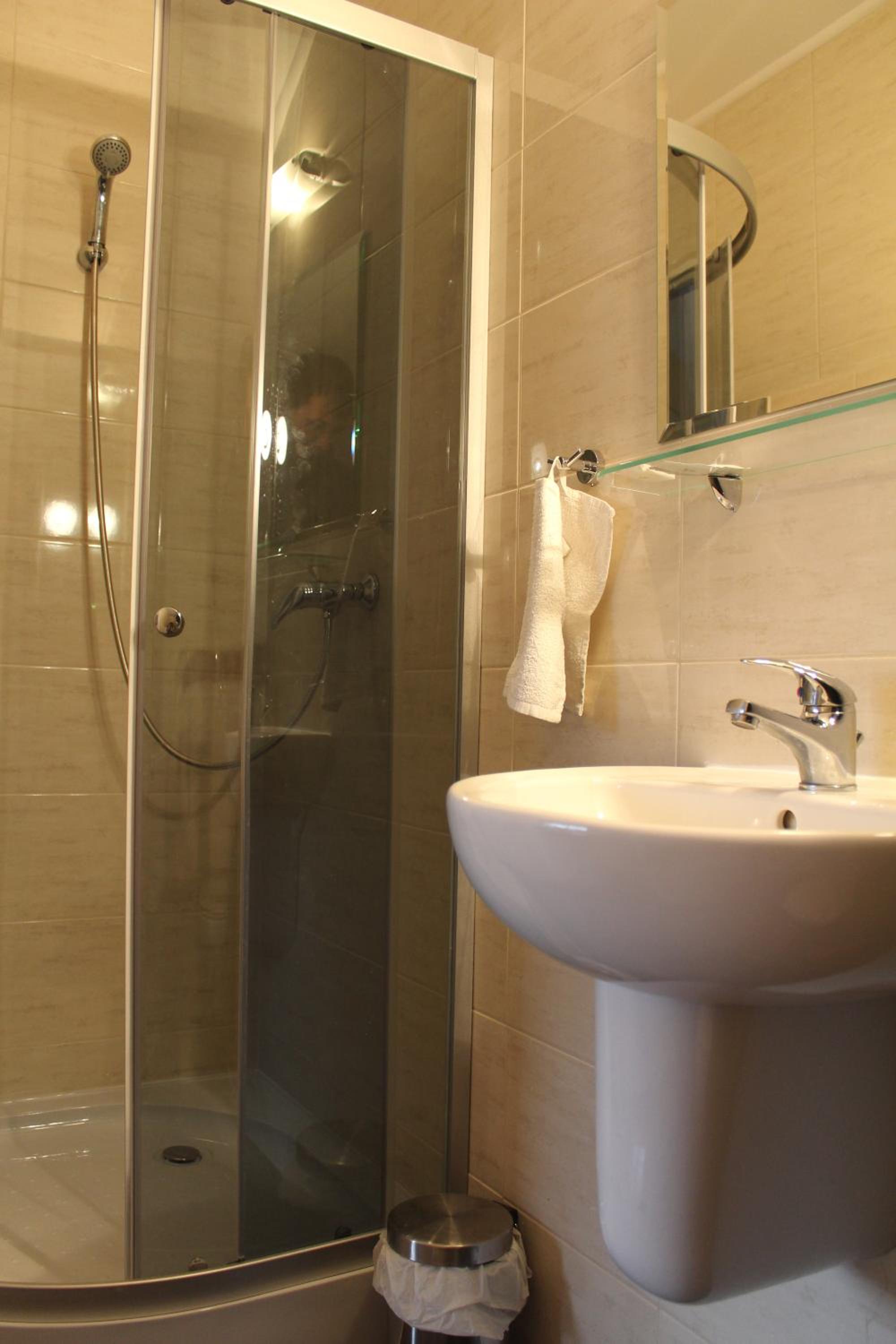 Double Room - Photo 5