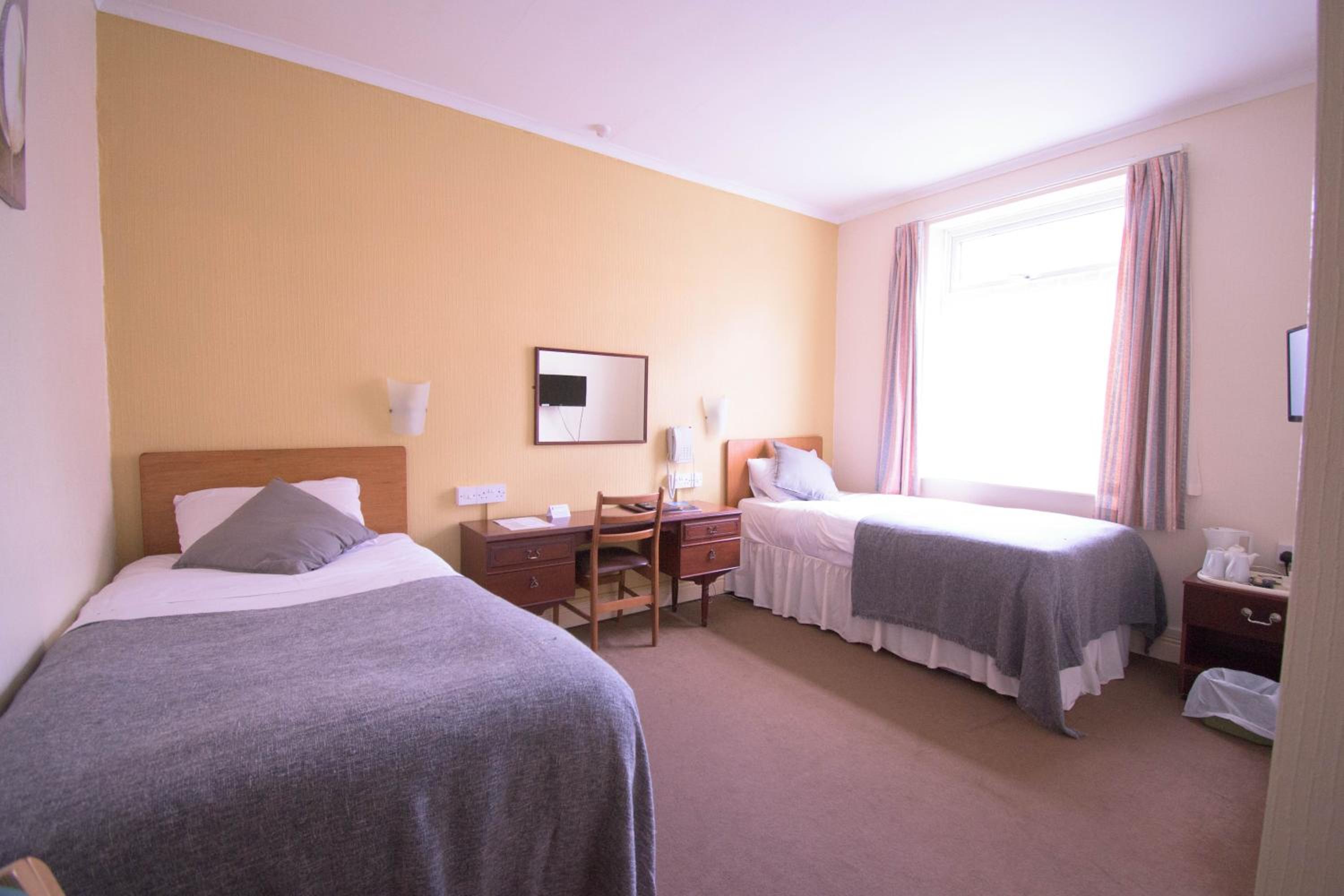 Twin Room - Photo 1