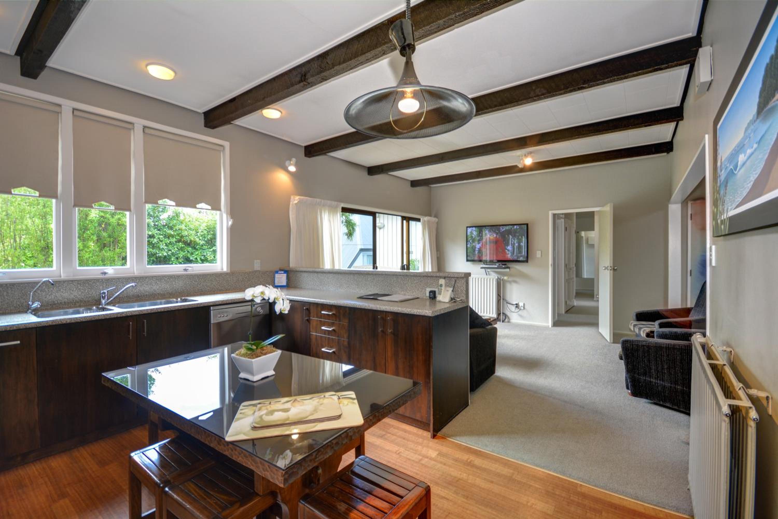 Four-Bedroom Apartment with Terrace - Photo 12