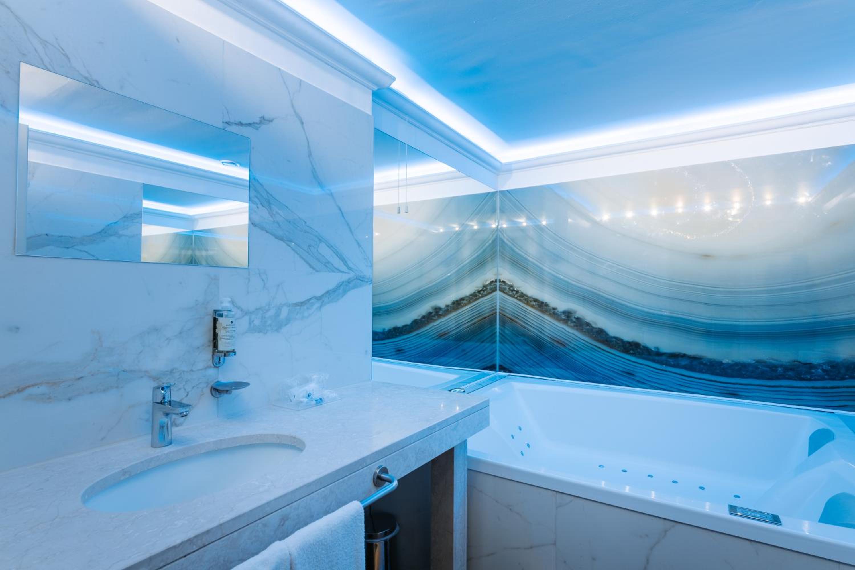Junior Suite with Spa Bath - Photo 7