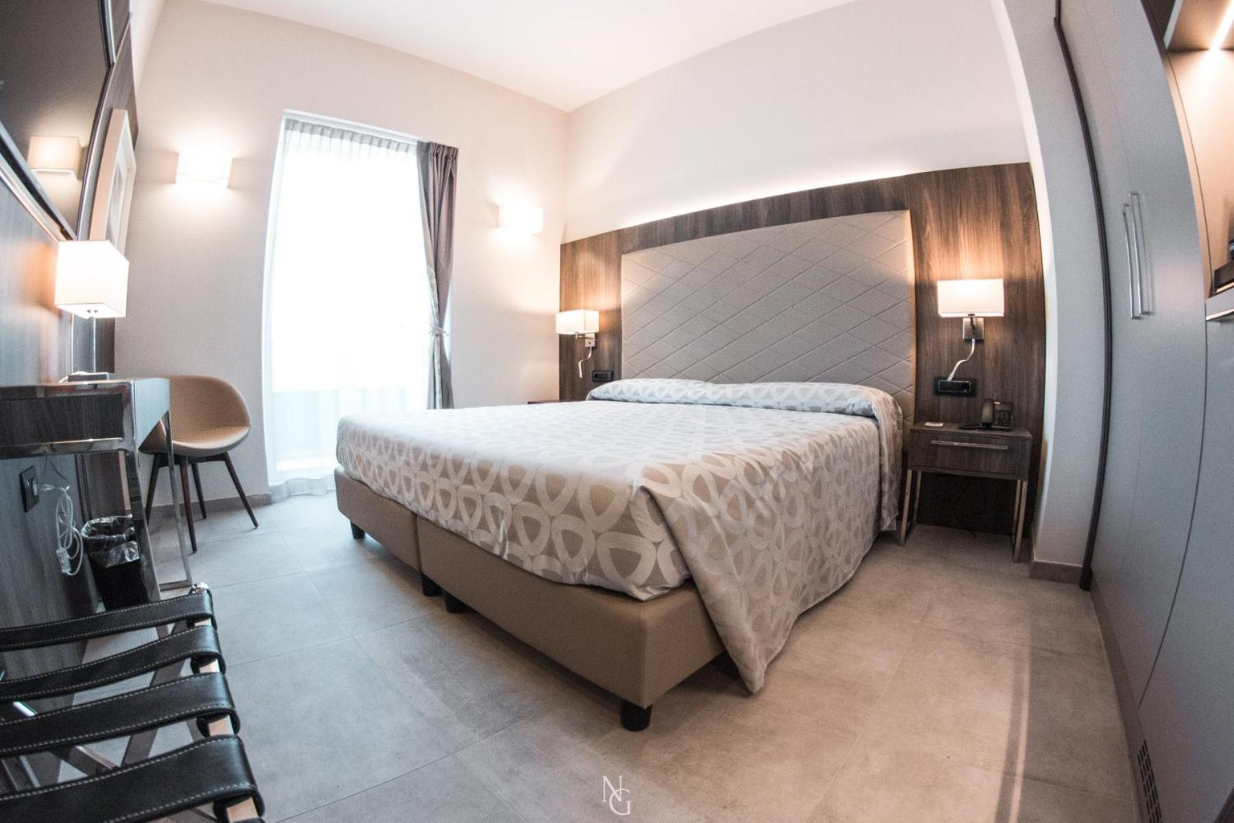 Deluxe King Room - Photo 17