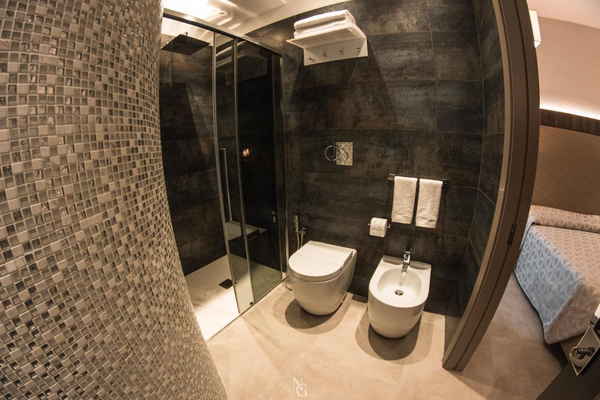Deluxe King Room - Photo 16