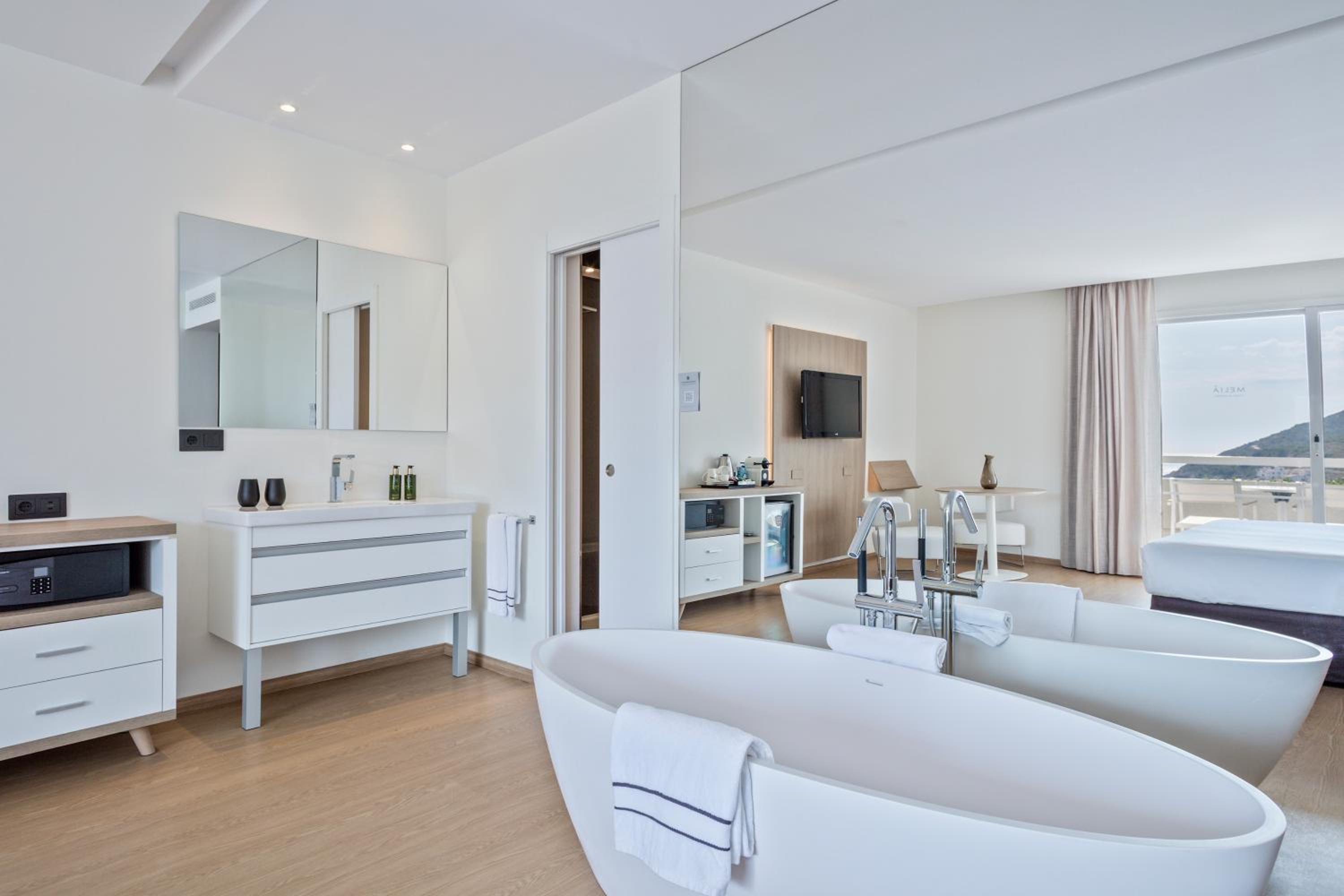 Grand Premium Room with Sea View - Photo 6