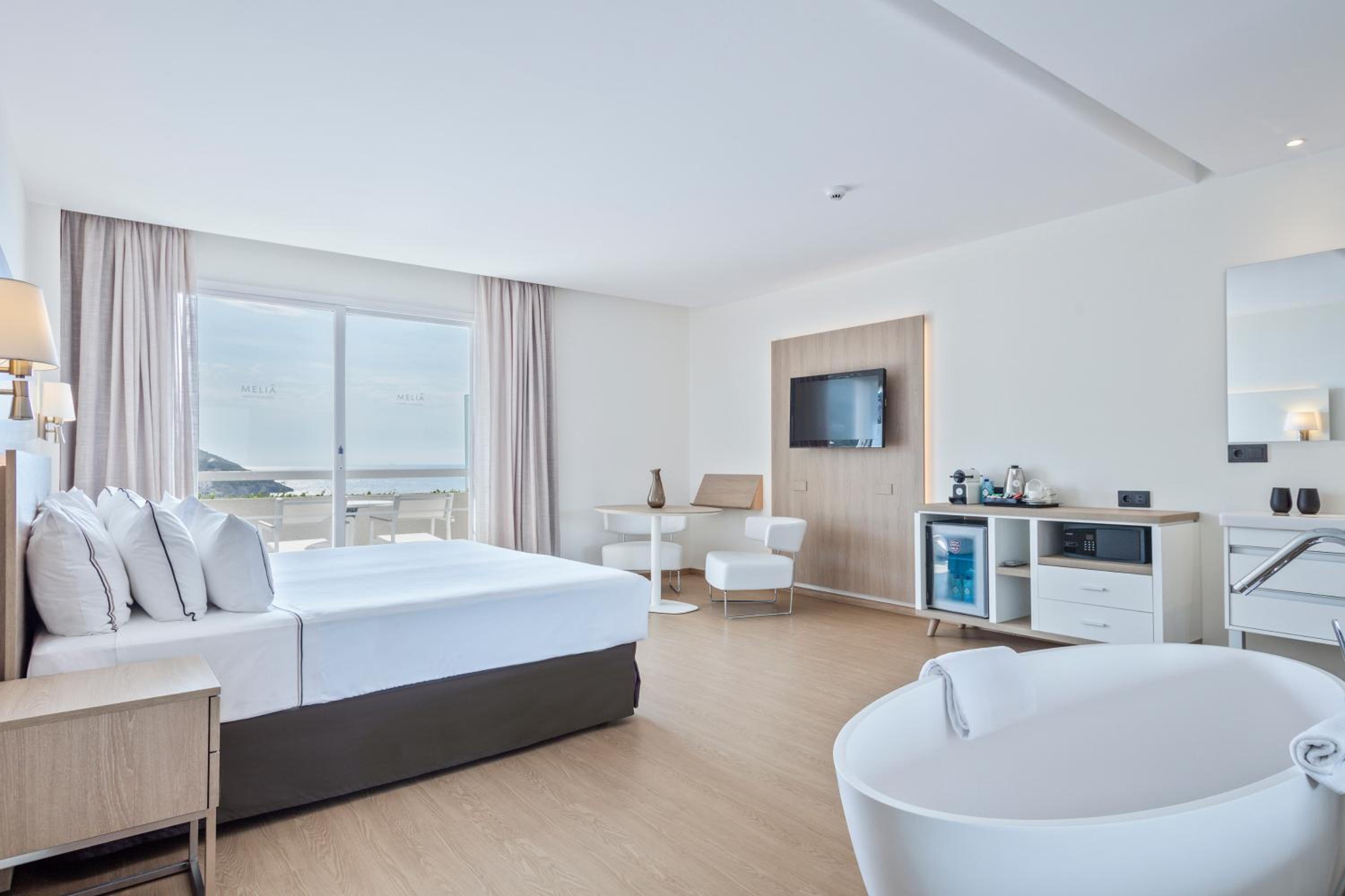 Grand Premium Room with Sea View - Photo 3