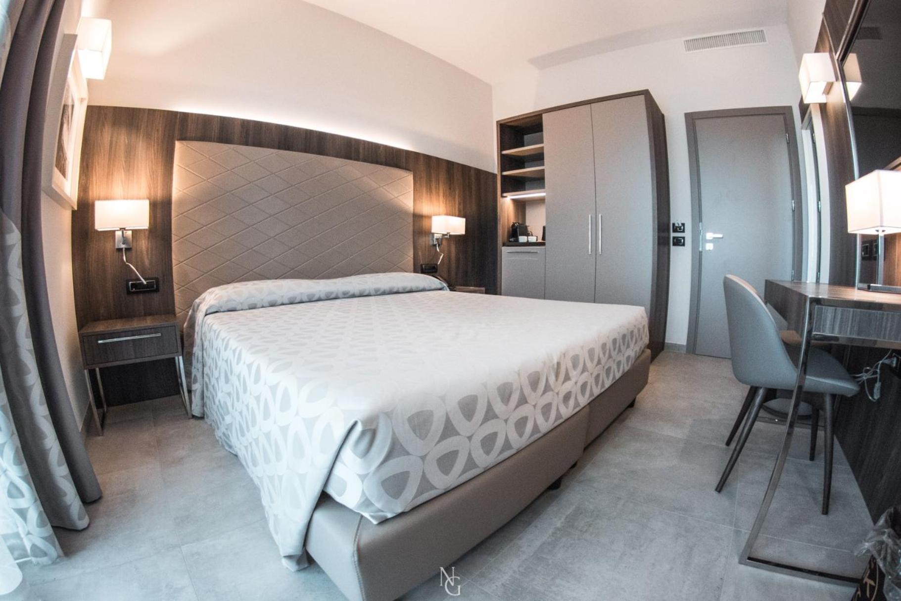 Deluxe King Room - Photo 5