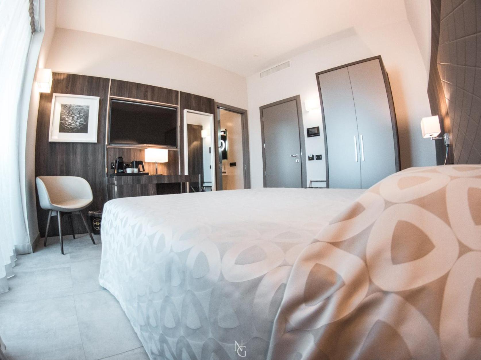 Deluxe King Room - Photo 6