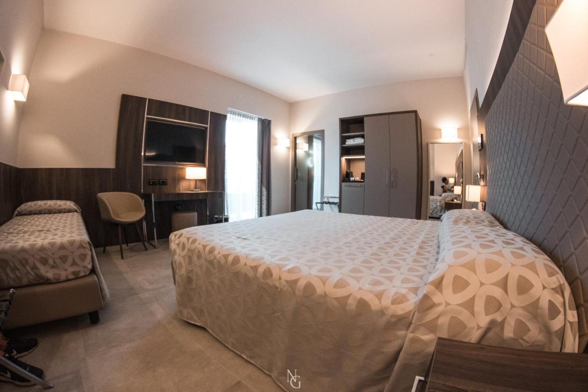 Deluxe Triple Room - Photo 15