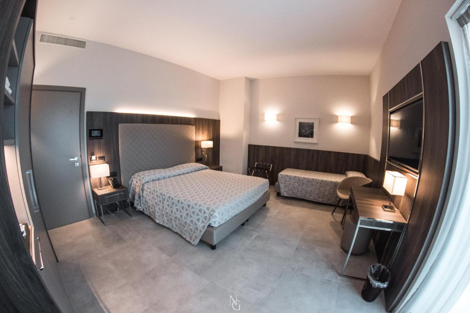 Deluxe Triple Room - Photo 9
