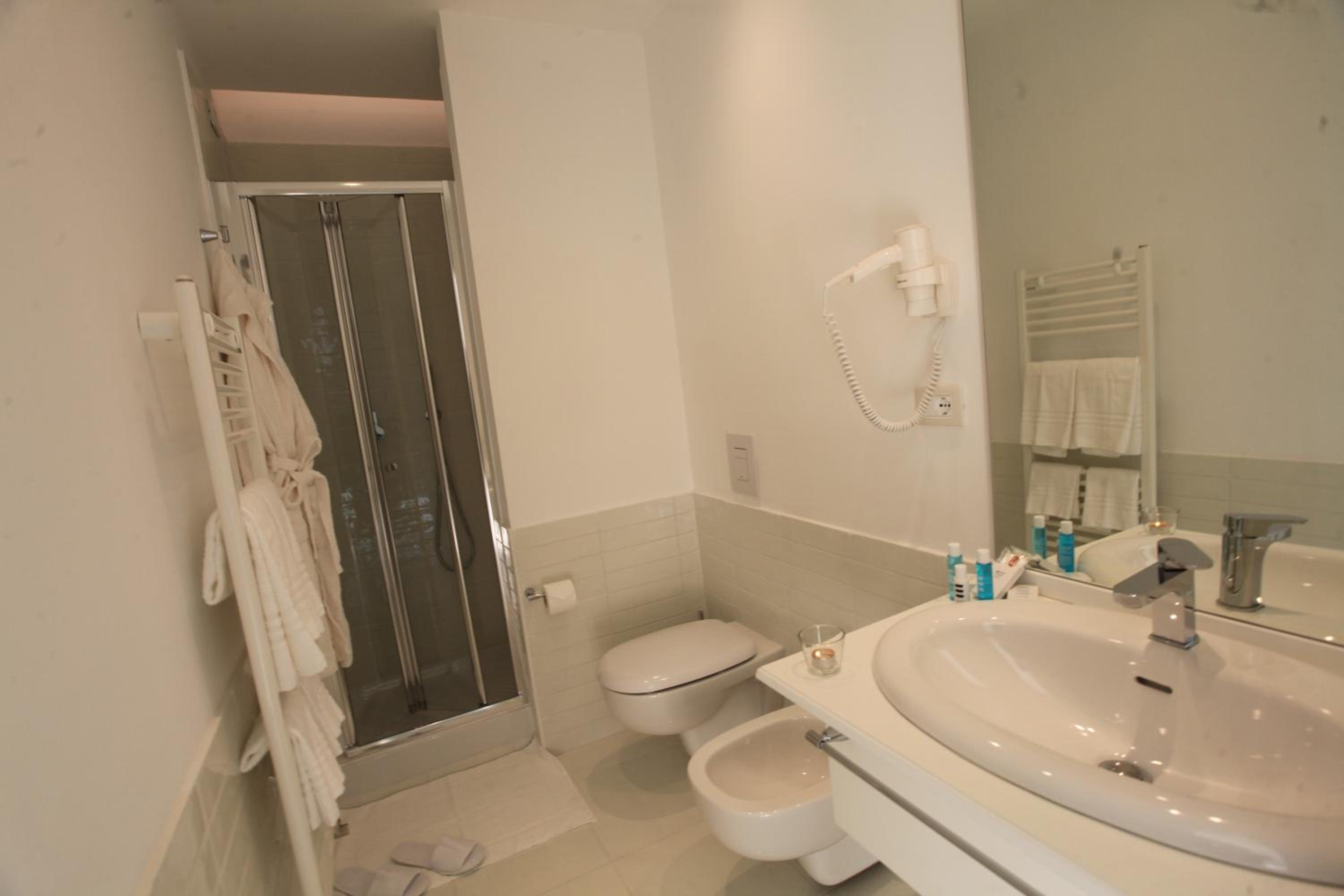 Double or Twin Room with Partial Sea View photo 2