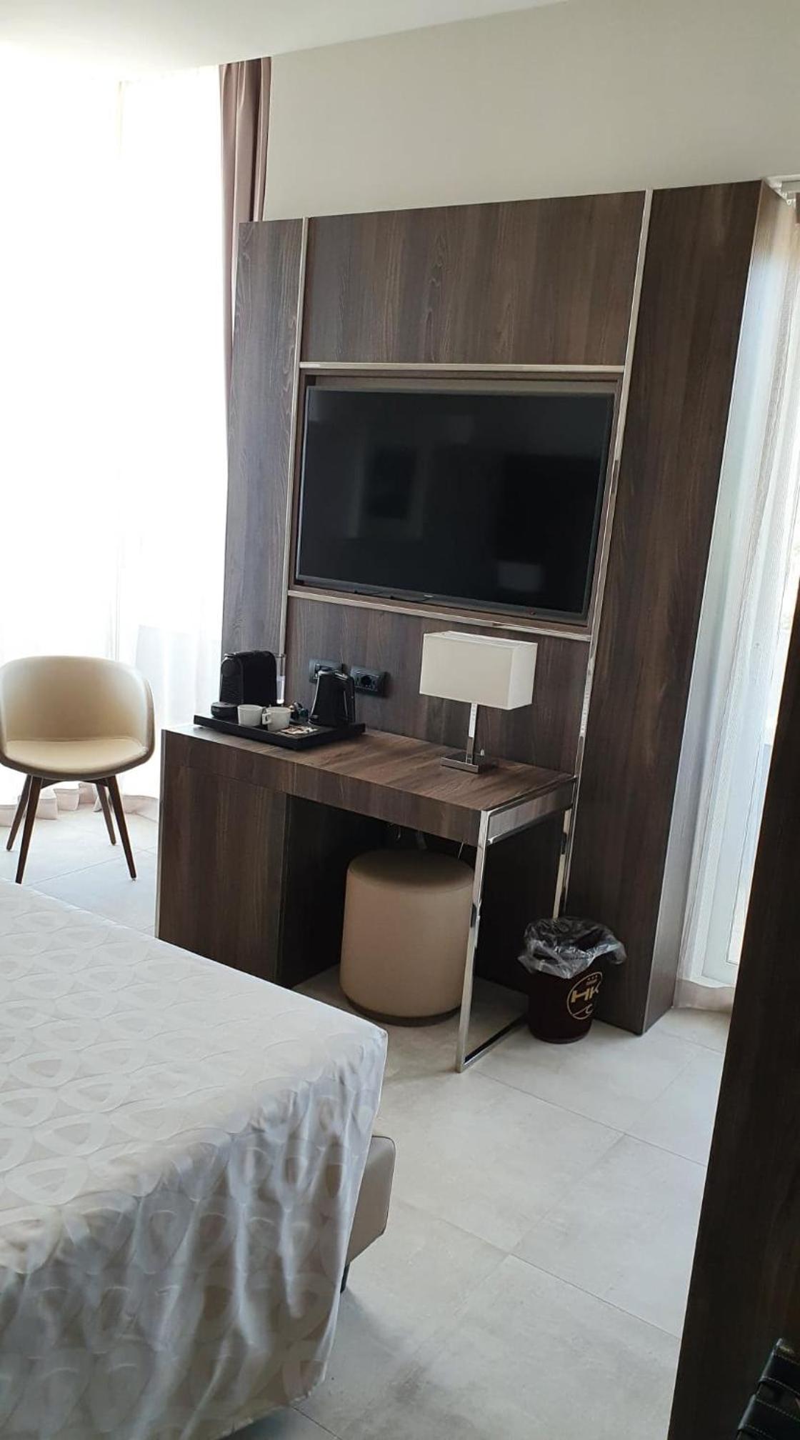 Deluxe King Room - Photo 1