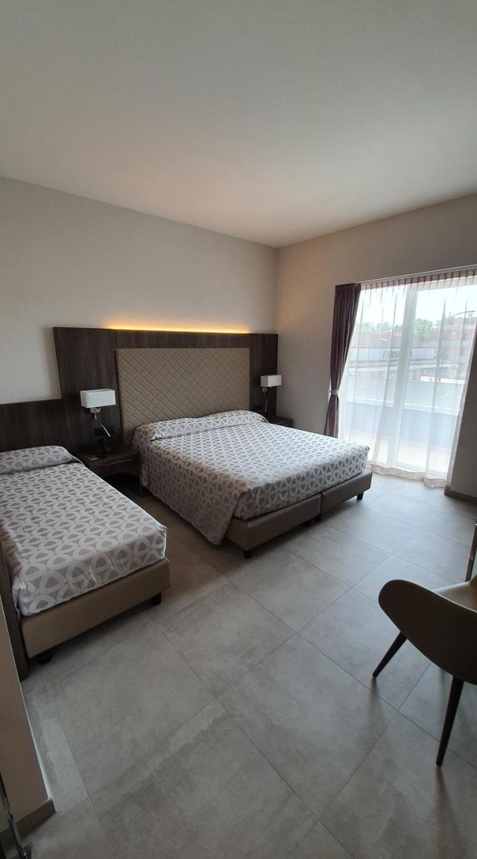 Deluxe Triple Room - Photo 13